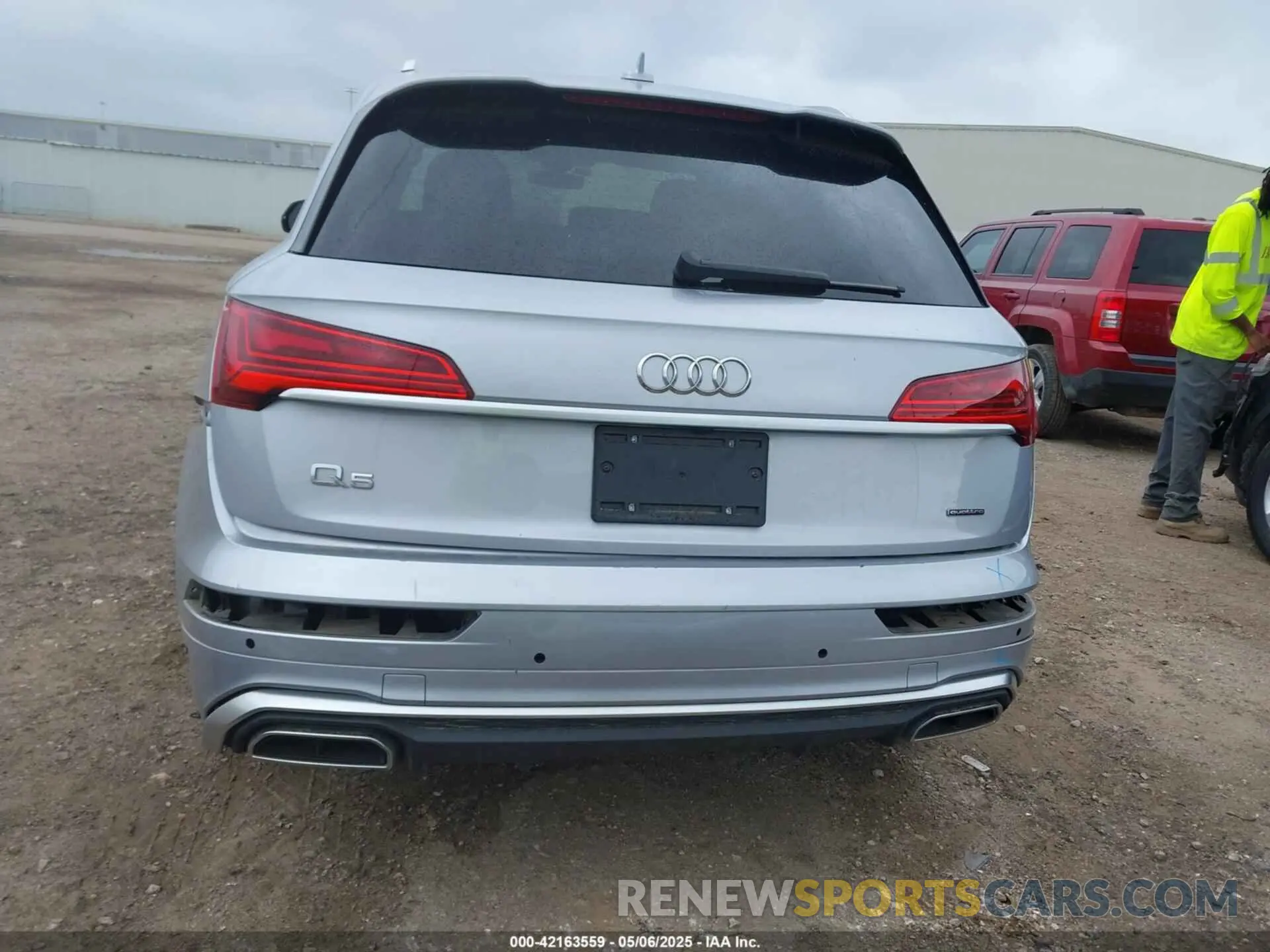 17 Photograph of a damaged car WA1EAAFY6P2010823 AUDI Q5 2023