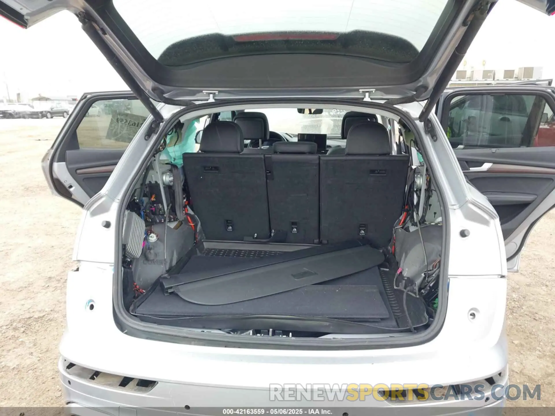 18 Photograph of a damaged car WA1EAAFY6P2010823 AUDI Q5 2023