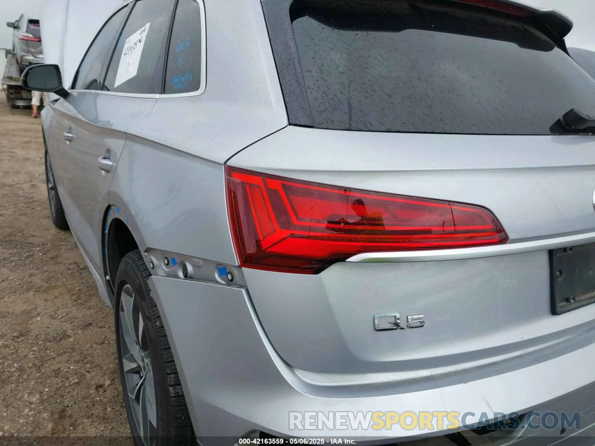 21 Photograph of a damaged car WA1EAAFY6P2010823 AUDI Q5 2023