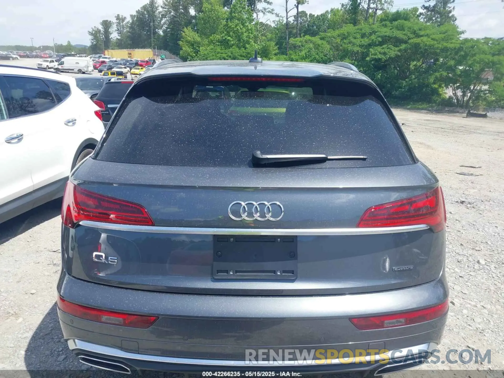 16 Photograph of a damaged car WA1EAAFY6P2016122 AUDI Q5 2023