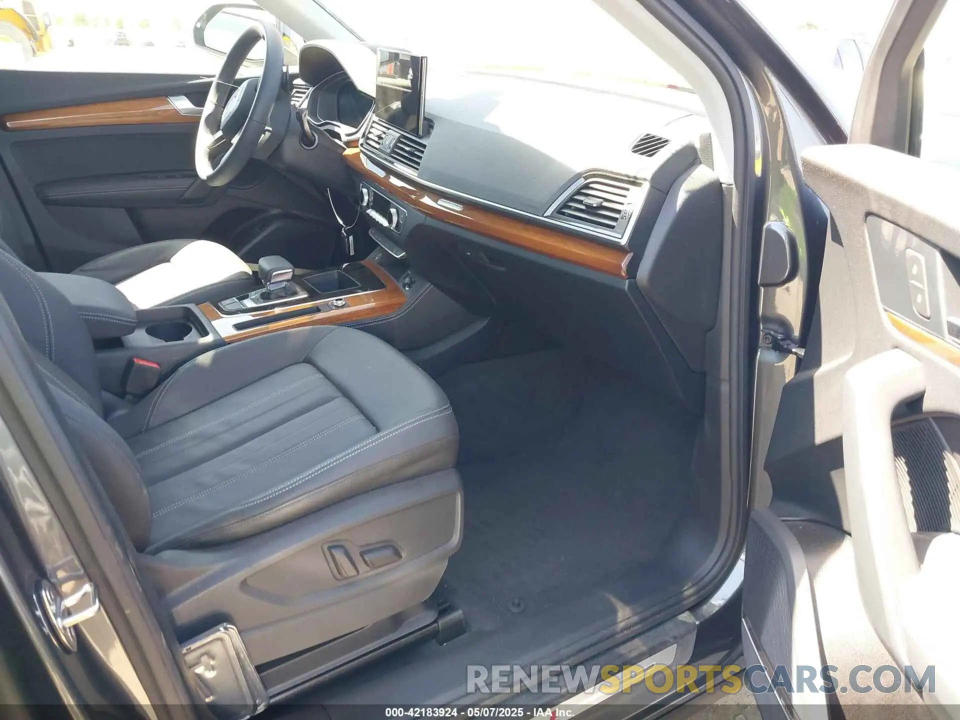 5 Photograph of a damaged car WA1EAAFY6P2191826 AUDI Q5 2023