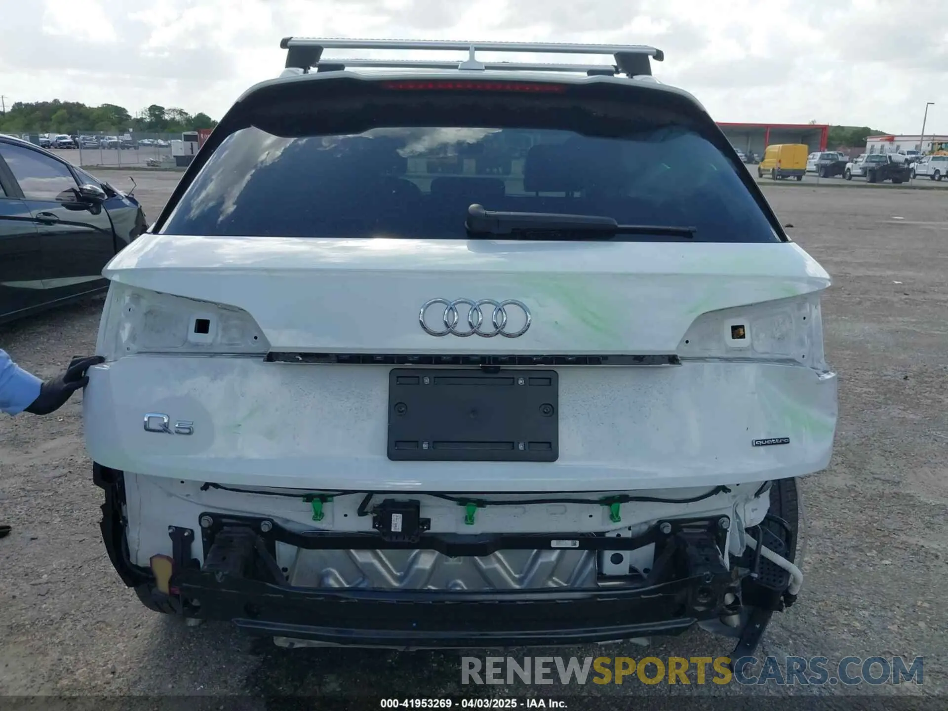 17 Photograph of a damaged car WA1EAAFY7P2111157 AUDI Q5 2023