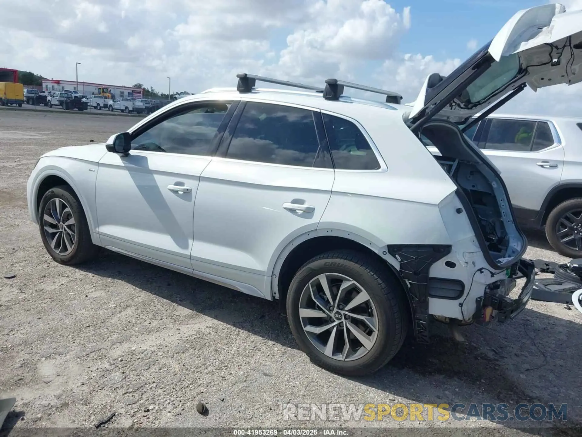3 Photograph of a damaged car WA1EAAFY7P2111157 AUDI Q5 2023