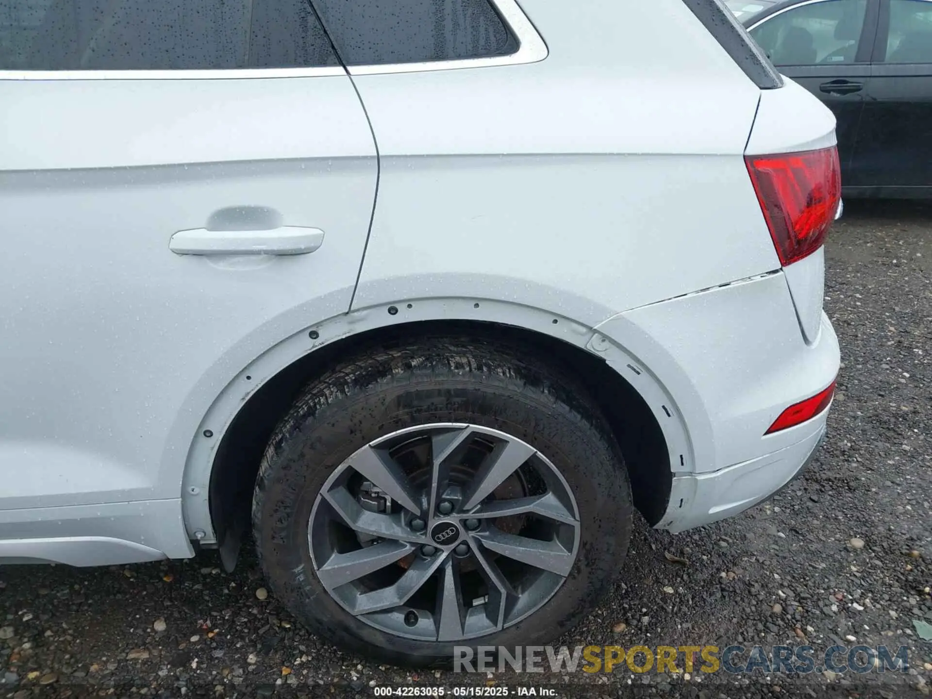 21 Photograph of a damaged car WA1EAAFY9P2089095 AUDI Q5 2023