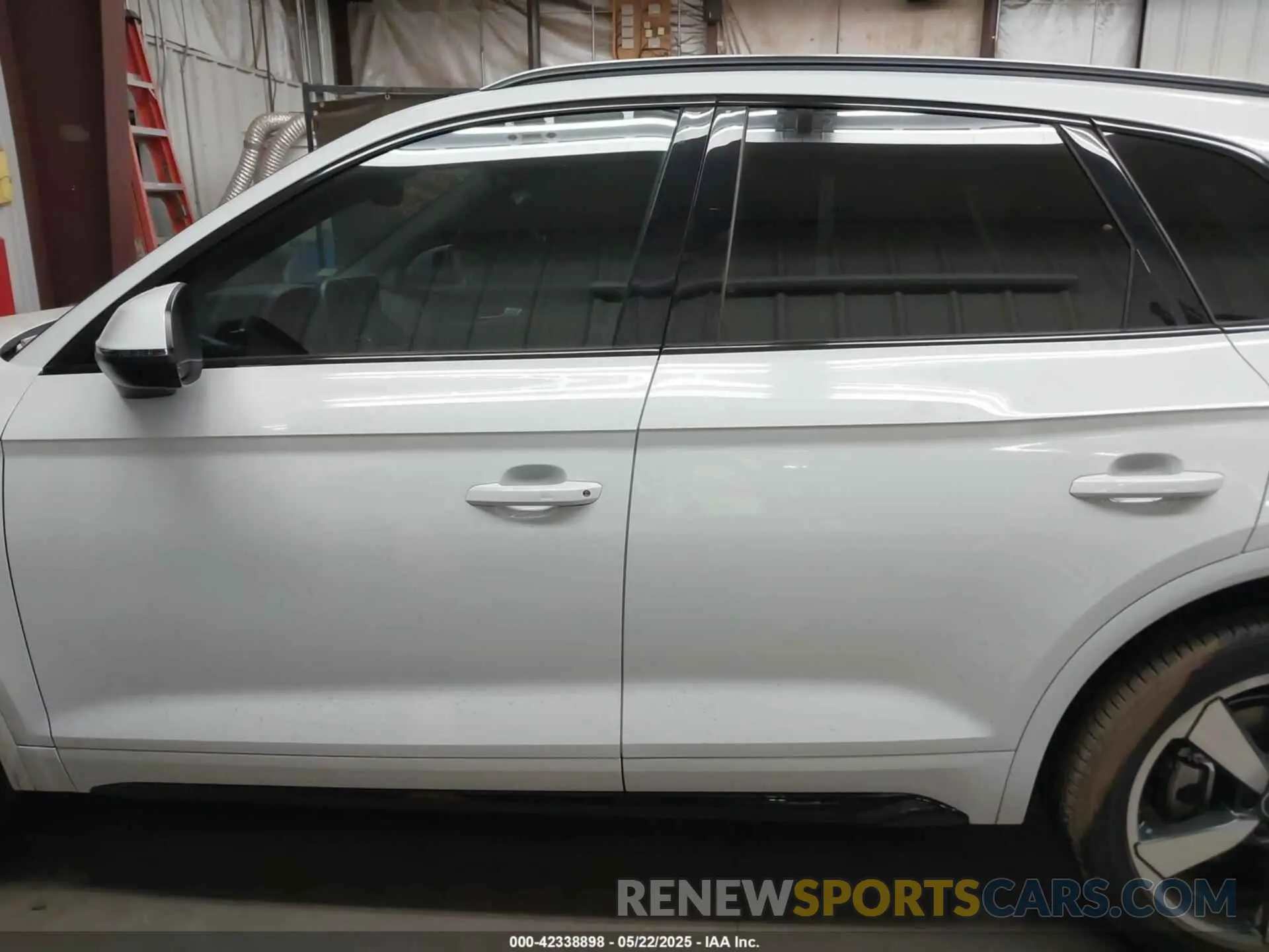 14 Photograph of a damaged car WA1EAAFYXP2061578 AUDI Q5 2023