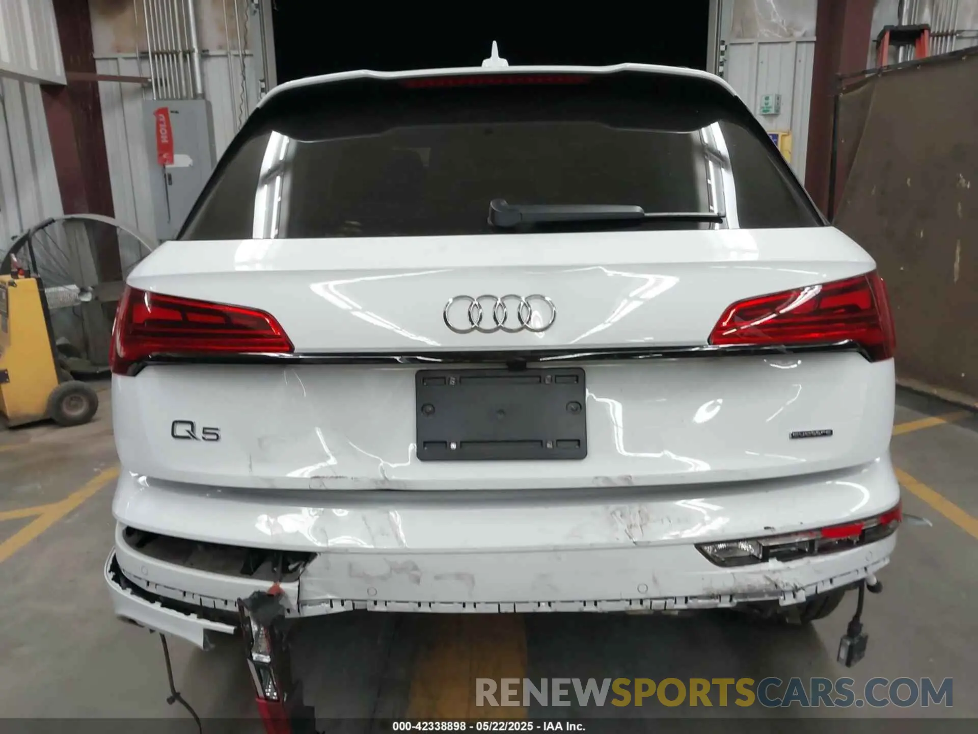 16 Photograph of a damaged car WA1EAAFYXP2061578 AUDI Q5 2023