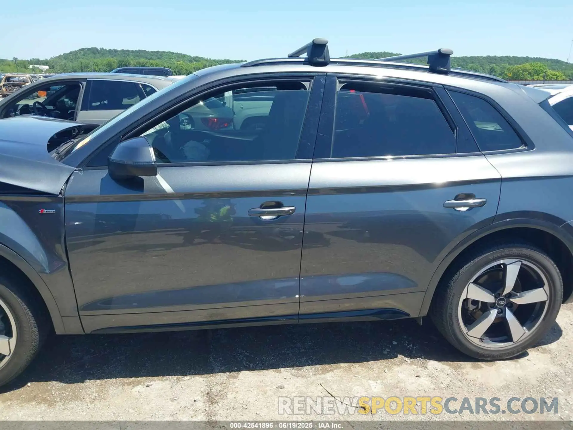 14 Photograph of a damaged car WA1FAAFY7P2054575 AUDI Q5 2023