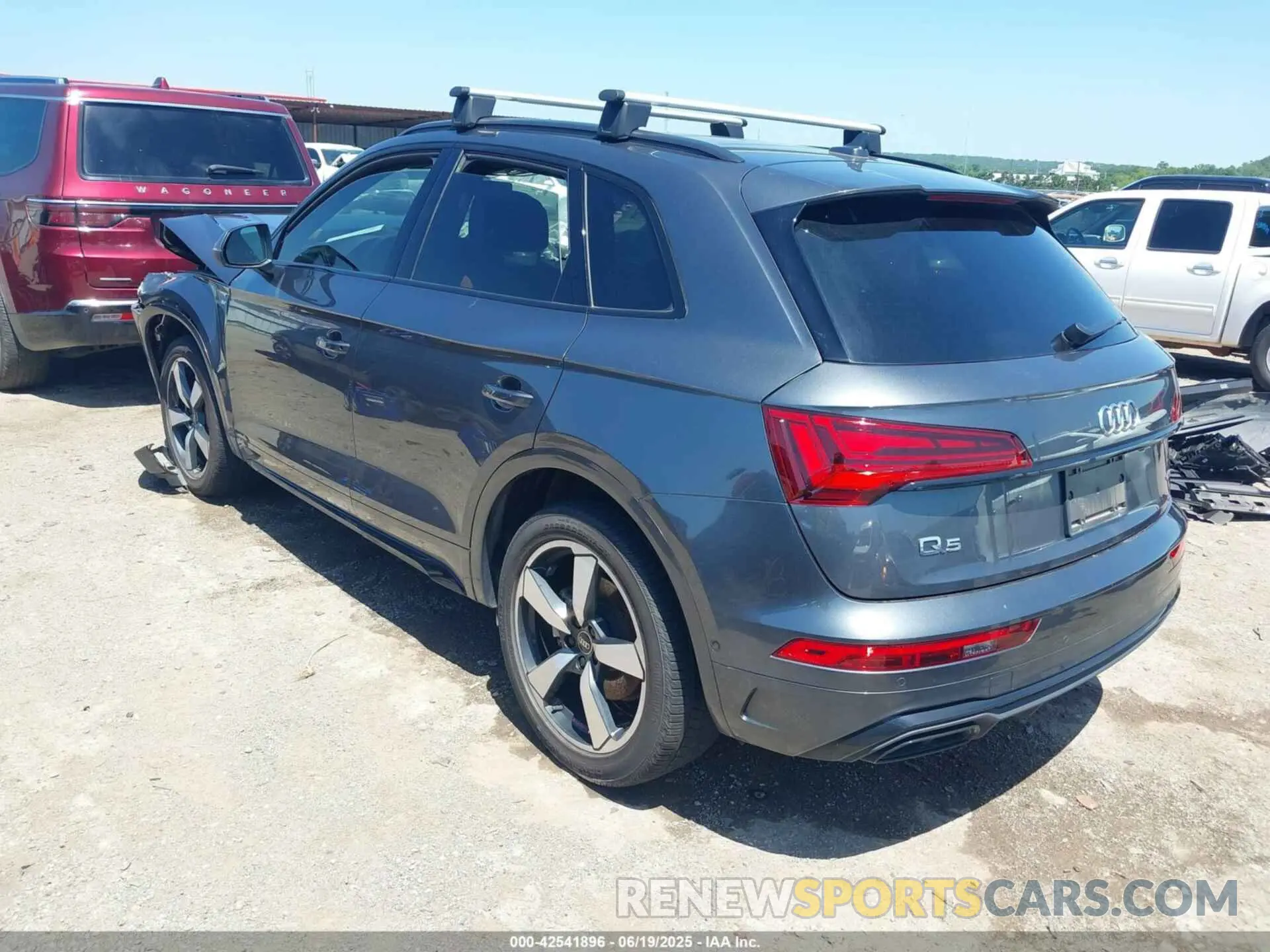 3 Photograph of a damaged car WA1FAAFY7P2054575 AUDI Q5 2023