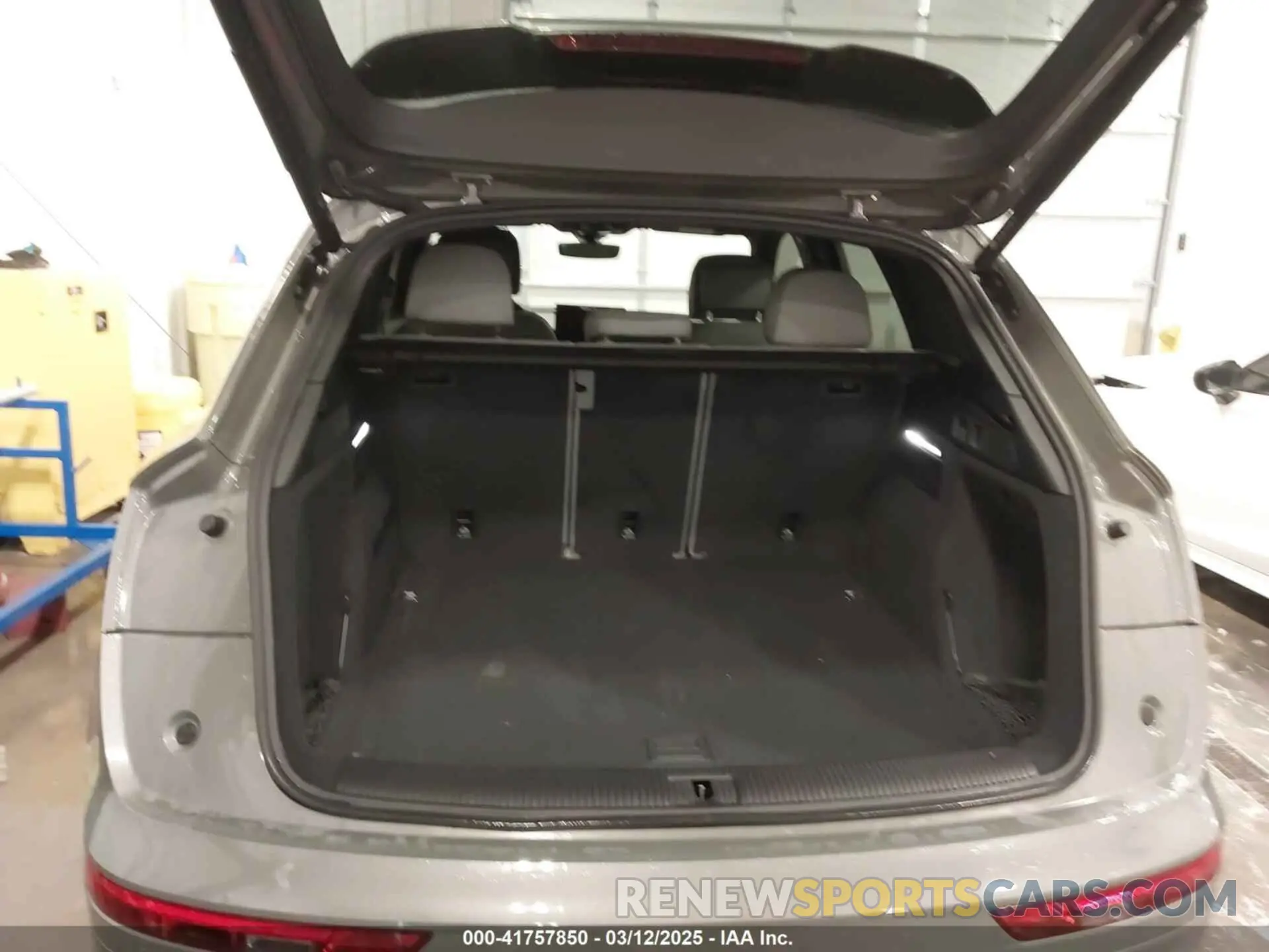 18 Photograph of a damaged car WA1FAAFY9P2114601 AUDI Q5 2023