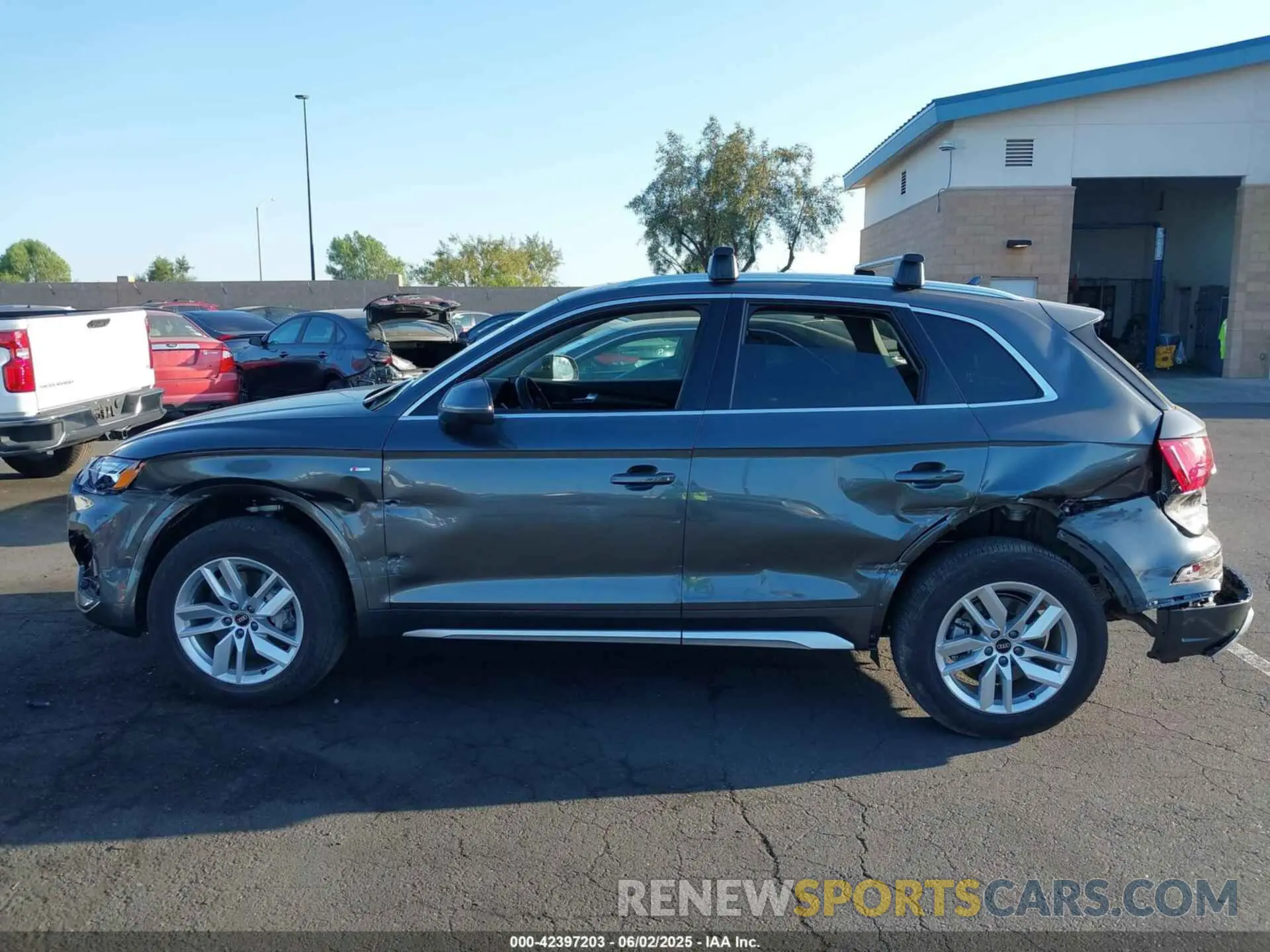 14 Photograph of a damaged car WA1GAAFY1P2098513 AUDI Q5 2023