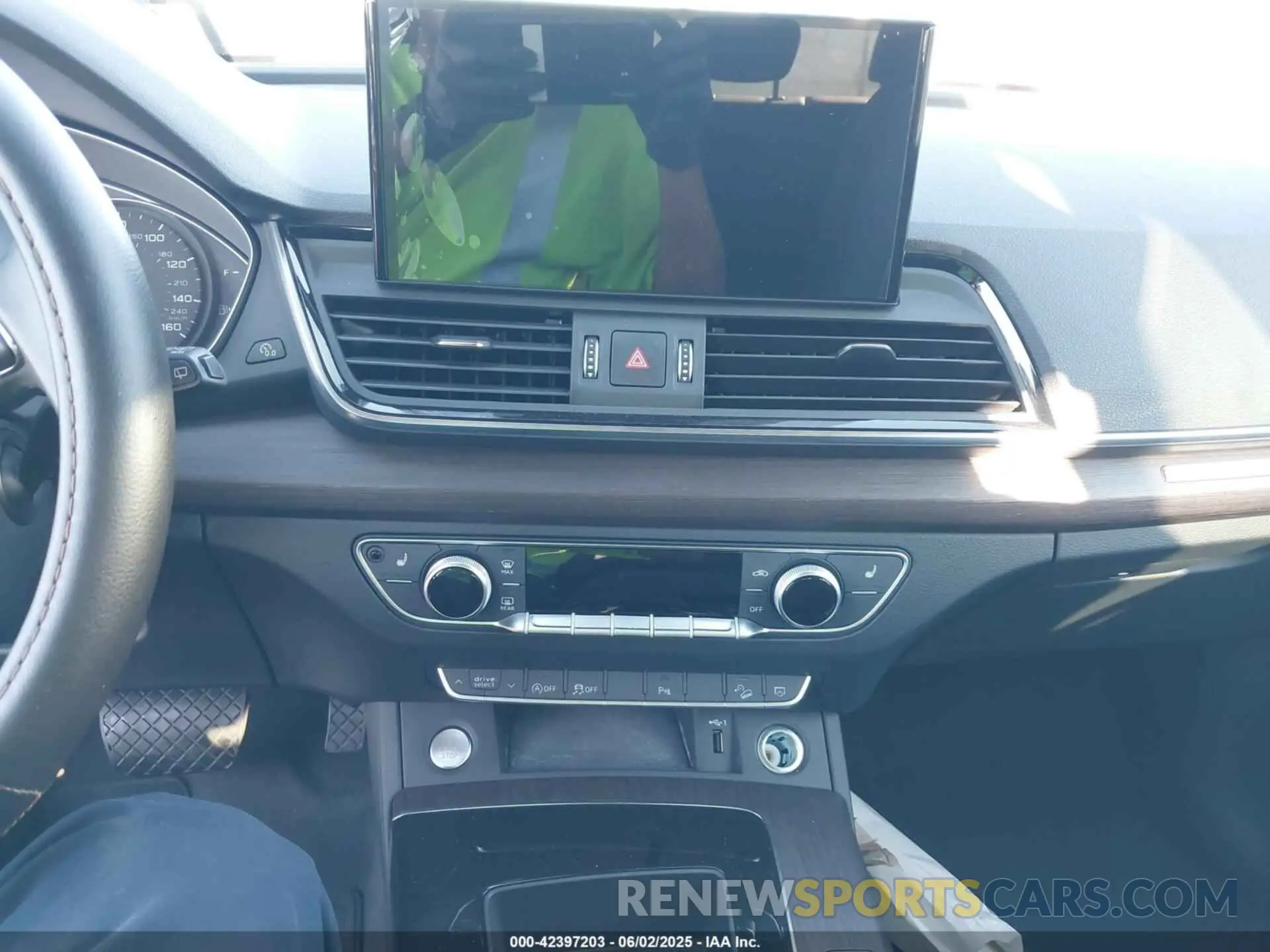 17 Photograph of a damaged car WA1GAAFY1P2098513 AUDI Q5 2023