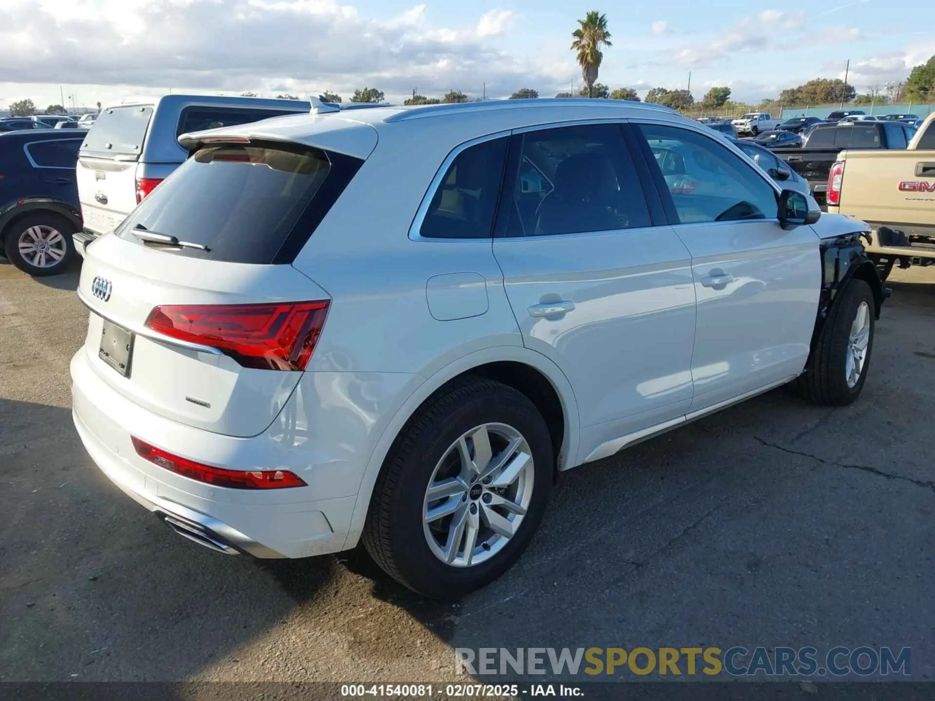 4 Photograph of a damaged car WA1GAAFY7P2162649 AUDI Q5 2023