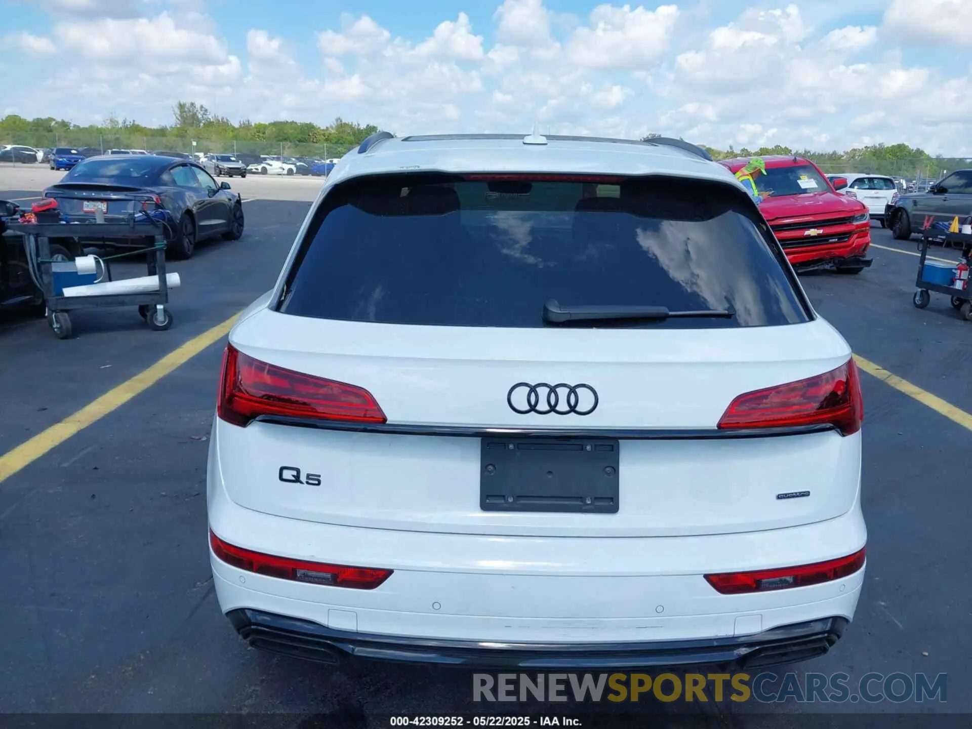 17 Photograph of a damaged car WA1E2AFY4R2036143 AUDI Q5 2024