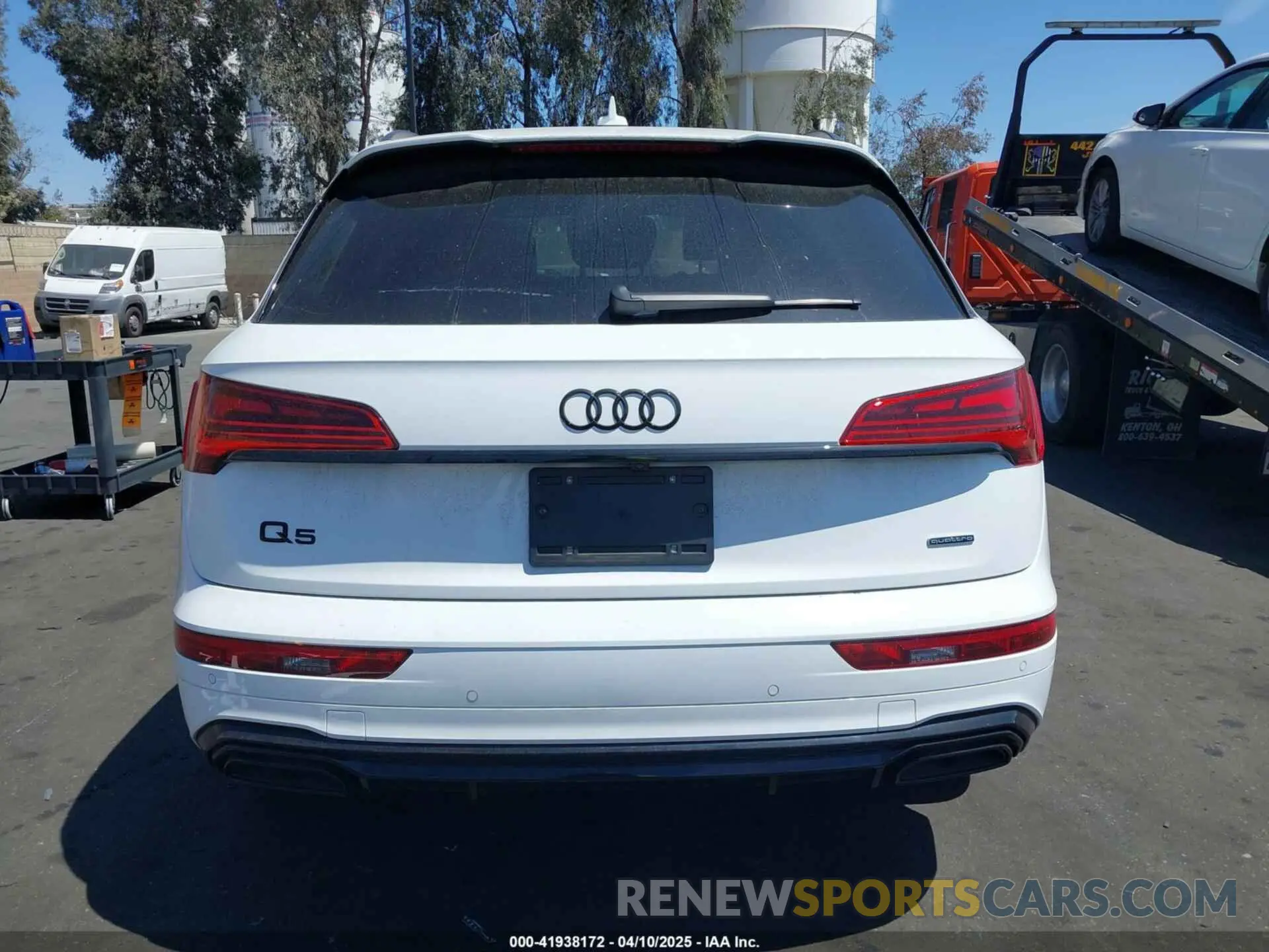 17 Photograph of a damaged car WA1E2AFY5R2043487 AUDI Q5 2024