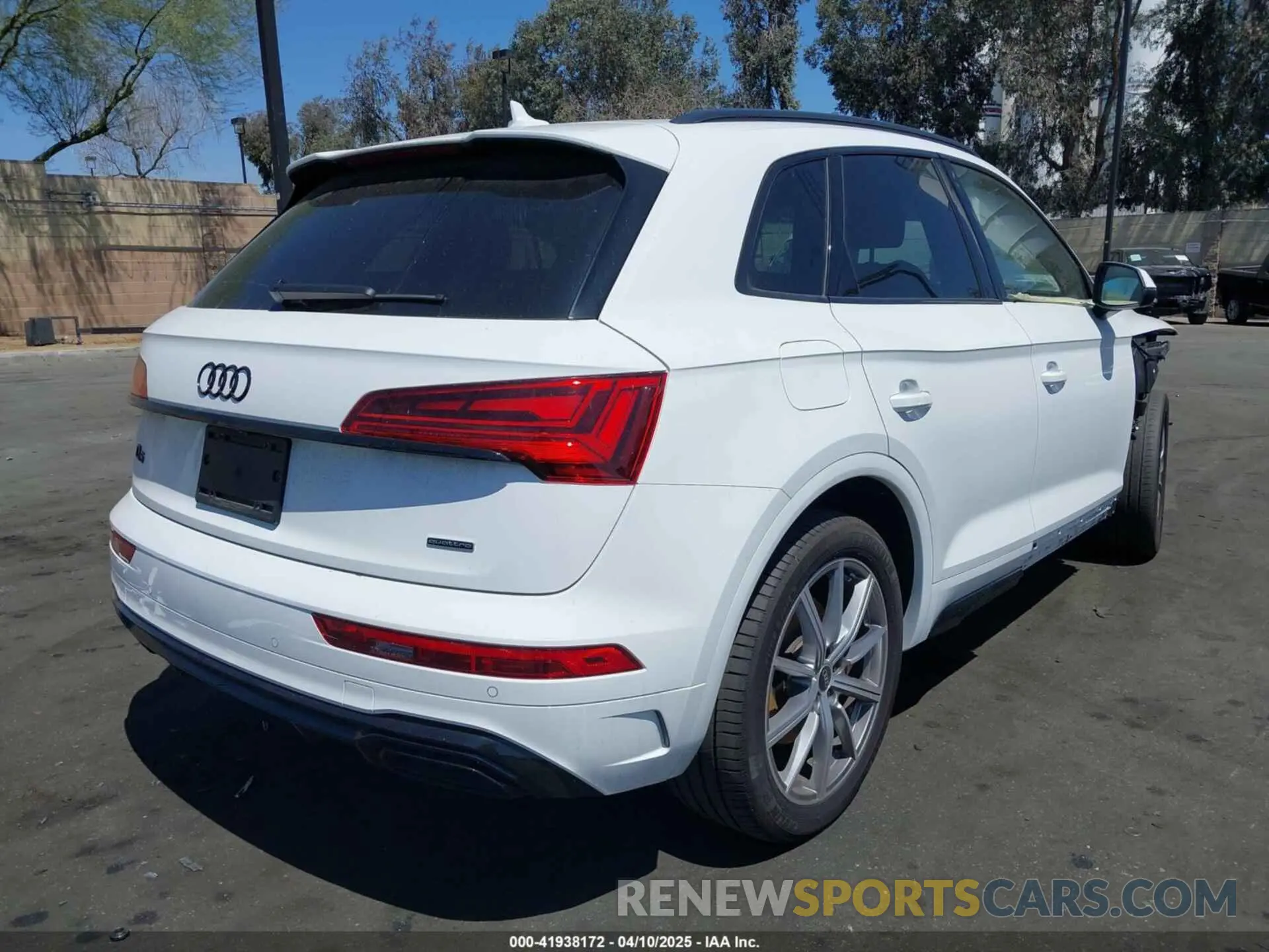 4 Photograph of a damaged car WA1E2AFY5R2043487 AUDI Q5 2024