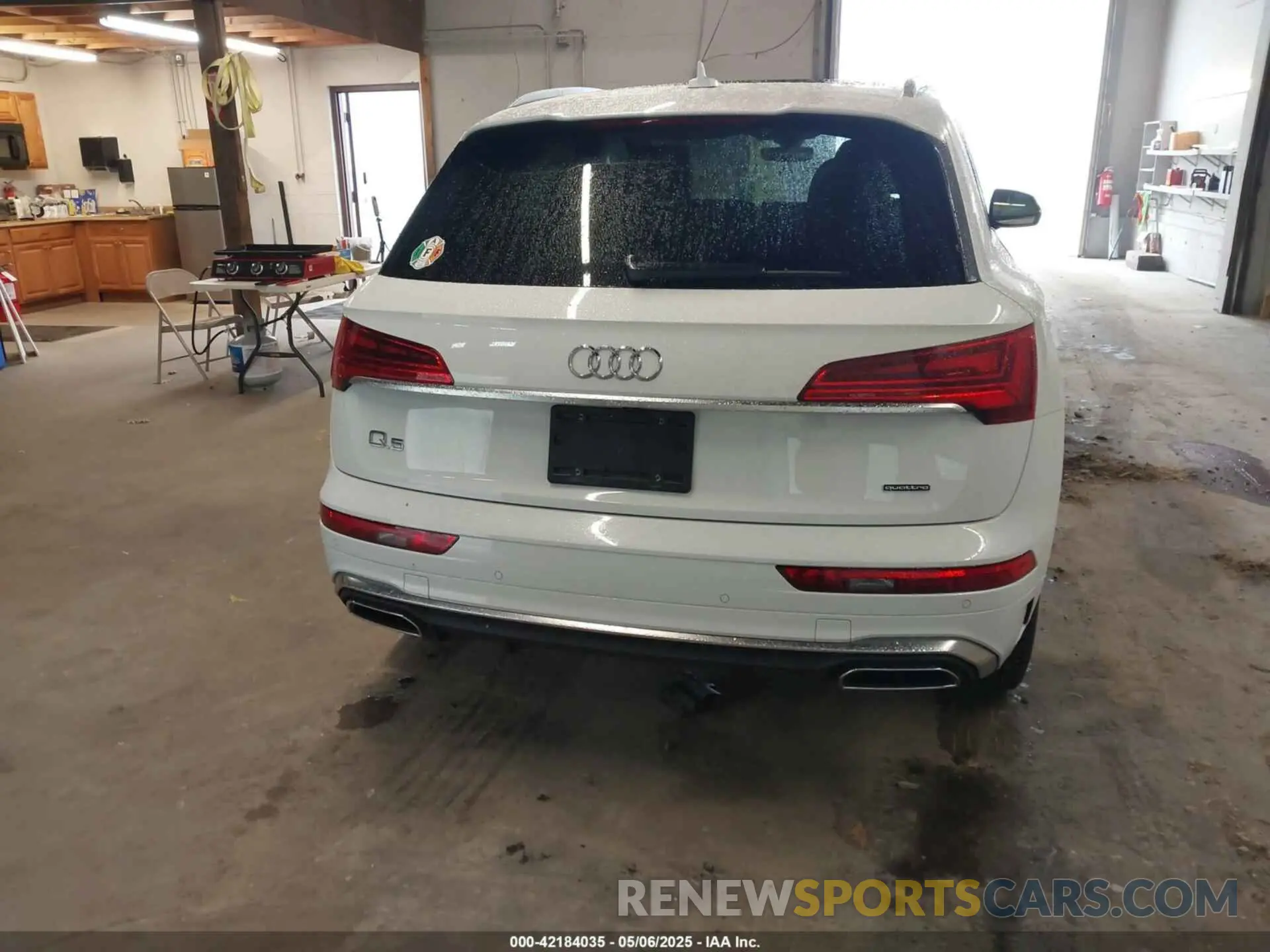 17 Photograph of a damaged car WA1EAAFY2R2003497 AUDI Q5 2024