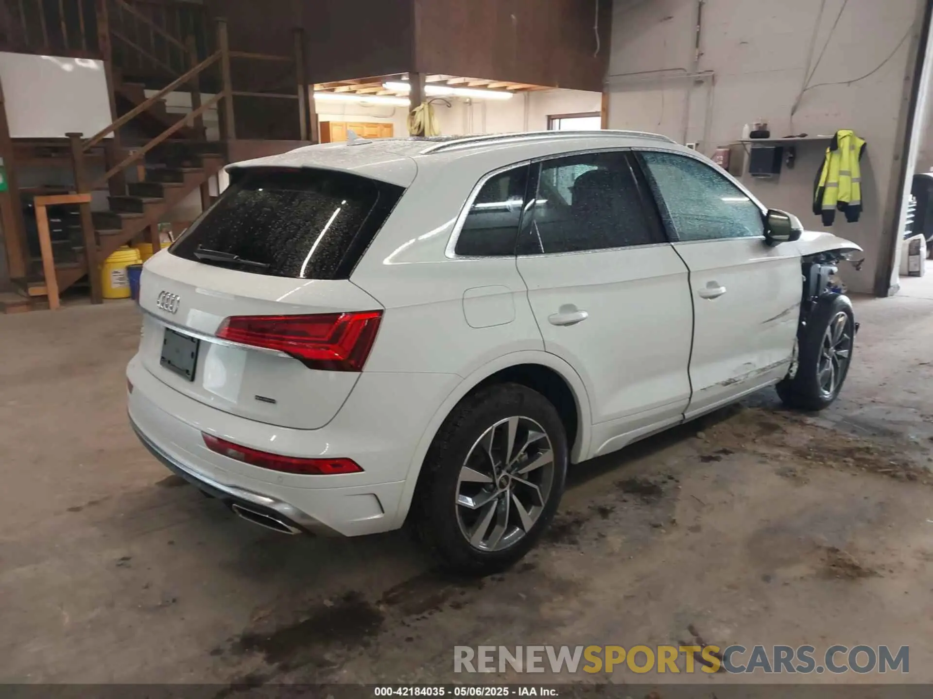 4 Photograph of a damaged car WA1EAAFY2R2003497 AUDI Q5 2024