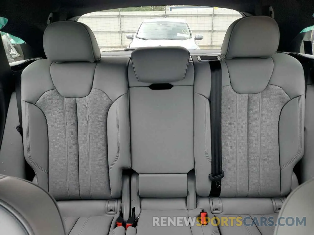 10 Photograph of a damaged car WA1EAAFY2R2145381 AUDI Q5 2024