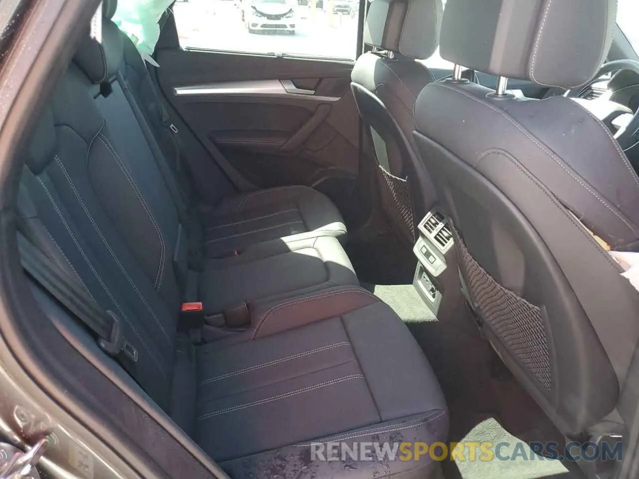 10 Photograph of a damaged car WA1EAAFY2R2150953 AUDI Q5 2024