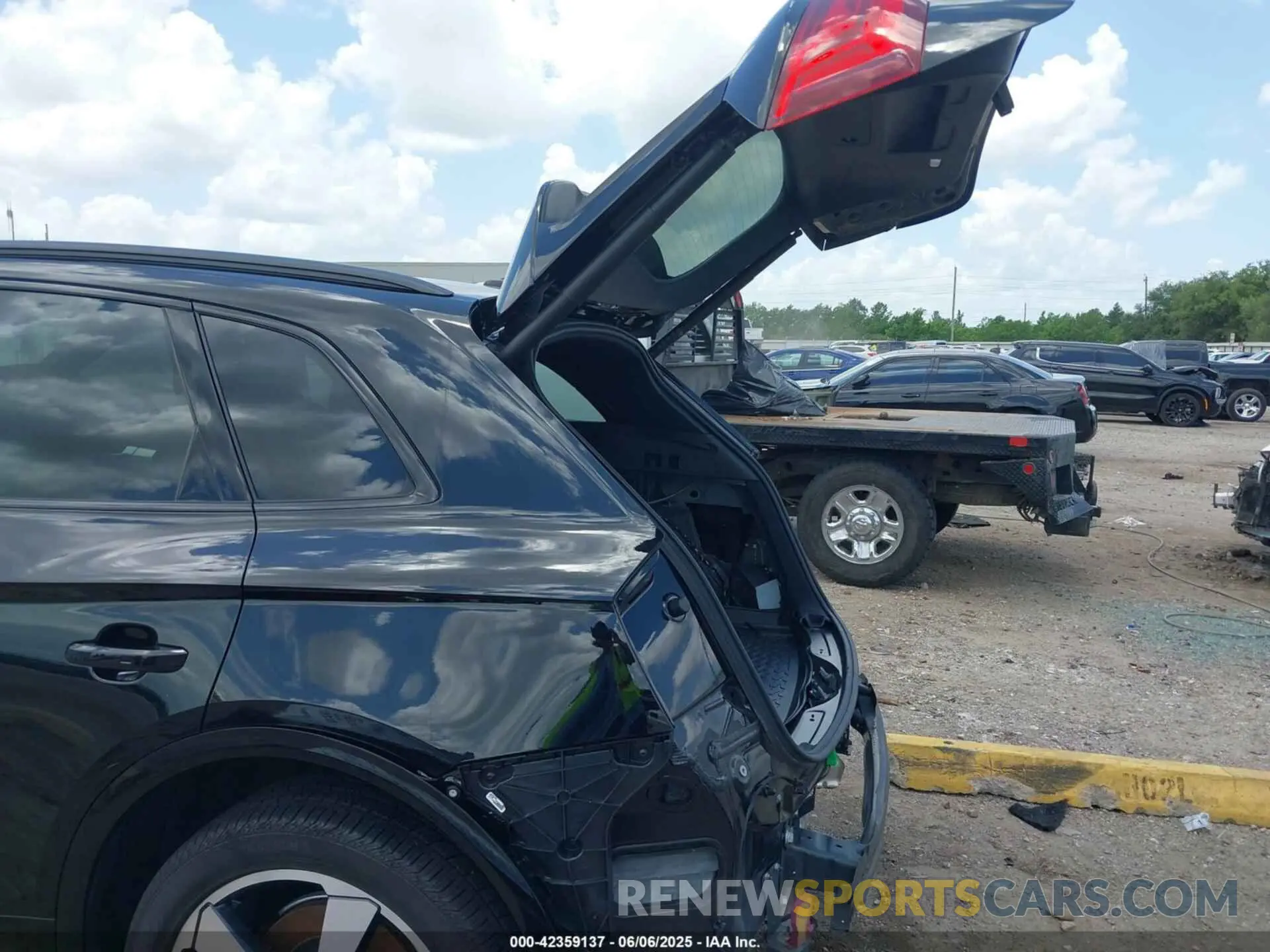 18 Photograph of a damaged car WA1EAAFY3R2011771 AUDI Q5 2024