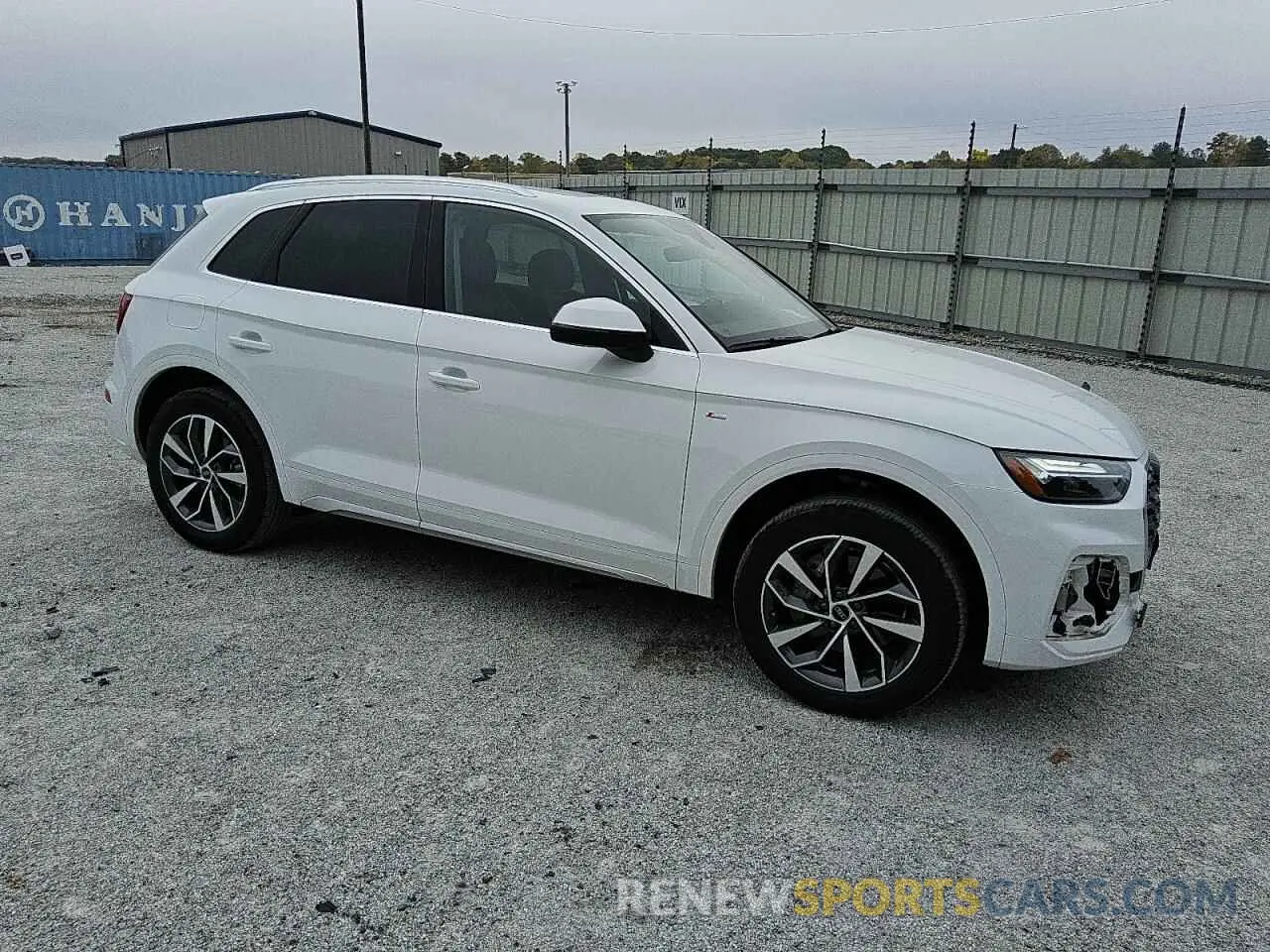 4 Photograph of a damaged car WA1EAAFY9R2072705 AUDI Q5 2024