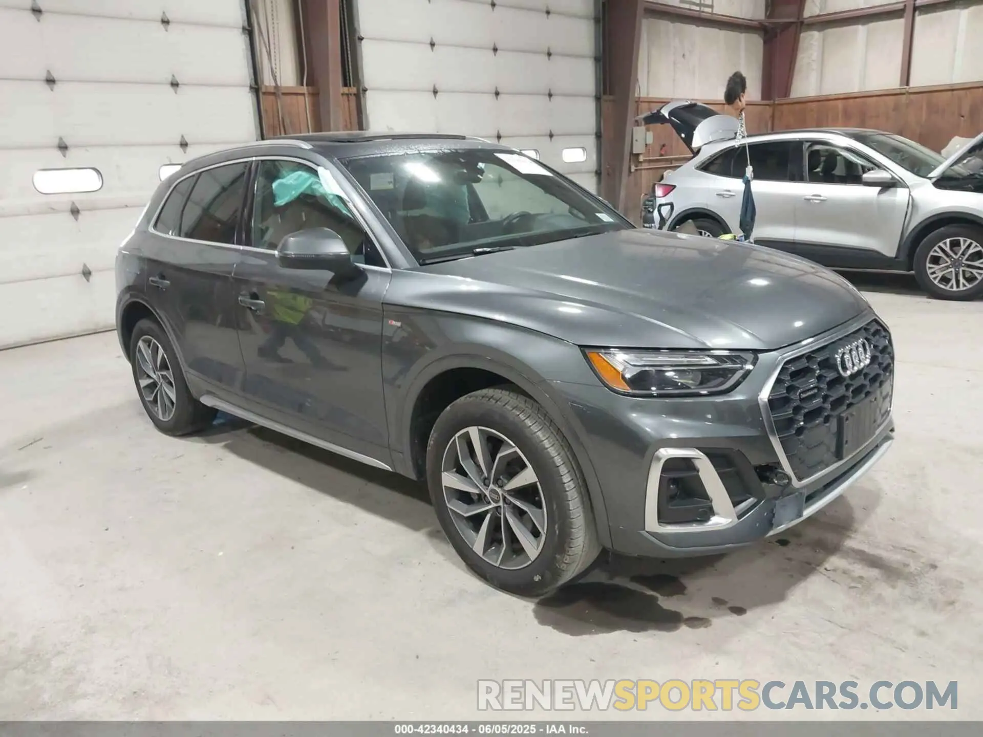 1 Photograph of a damaged car wa1gaafy2r2019935 AUDI Q5 2024