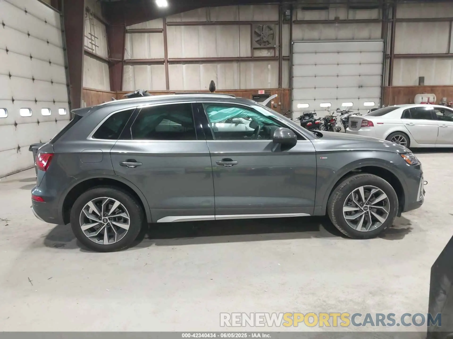 14 Photograph of a damaged car wa1gaafy2r2019935 AUDI Q5 2024