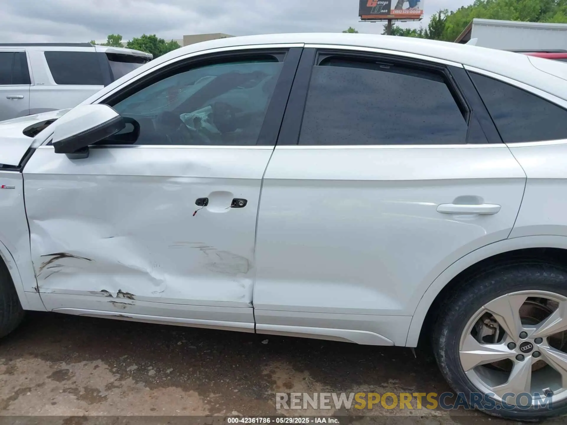 13 Photograph of a damaged car WA16AAFY9N2042876 AUDI Q5 SPORTBACK 2022