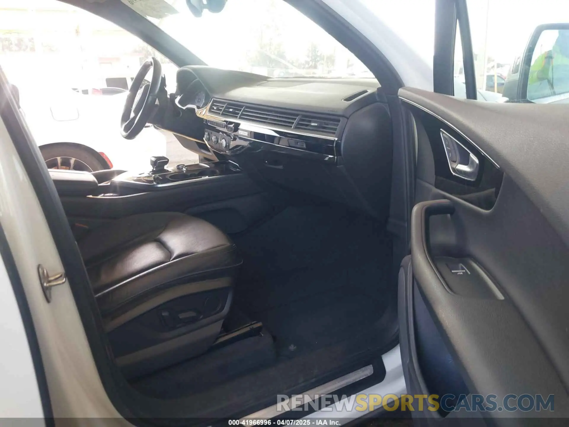 5 Photograph of a damaged car WA1AAAF70KD037387 AUDI Q7 2019
