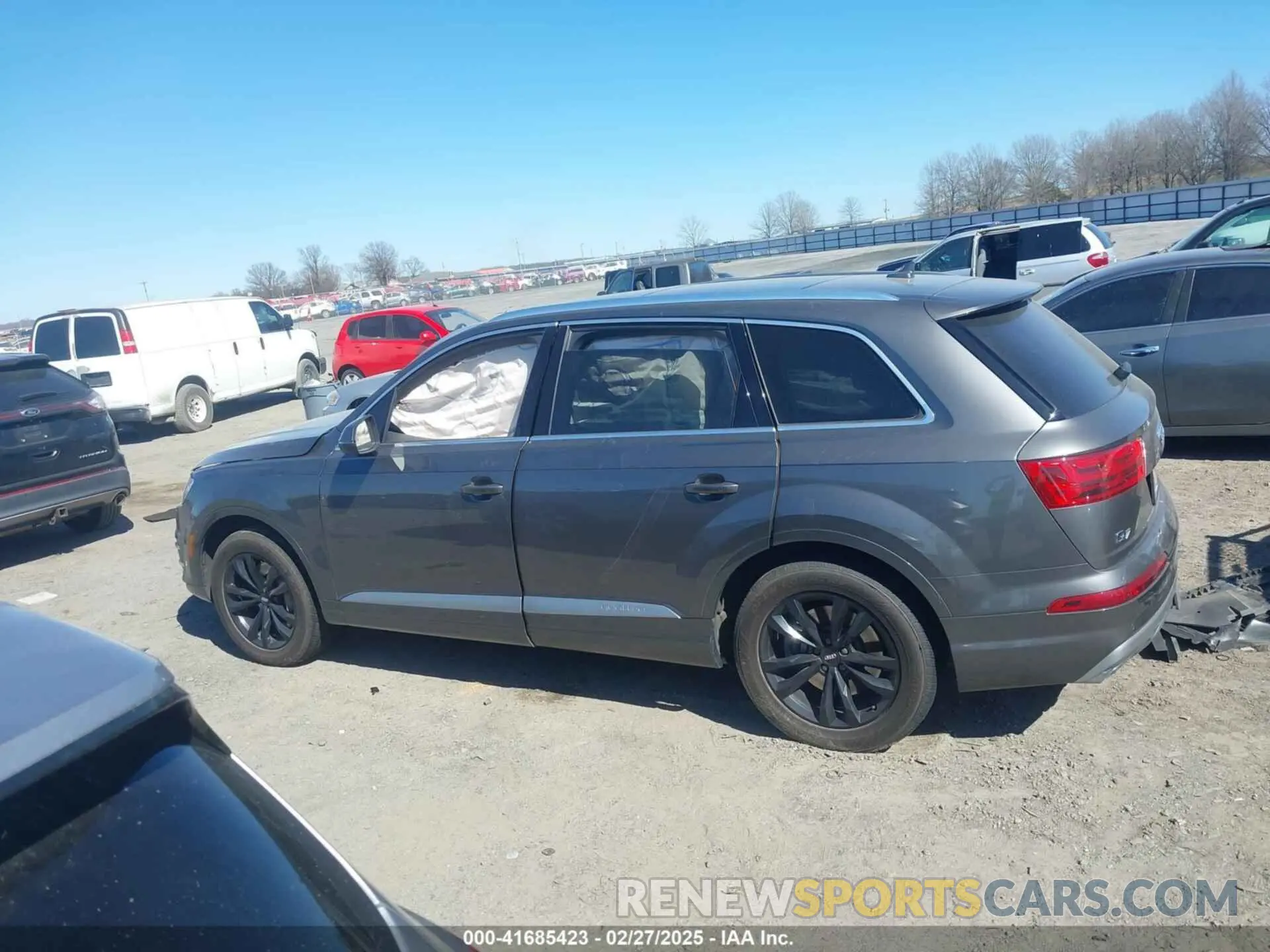 14 Photograph of a damaged car WA1AAAF71KD007167 AUDI Q7 2019