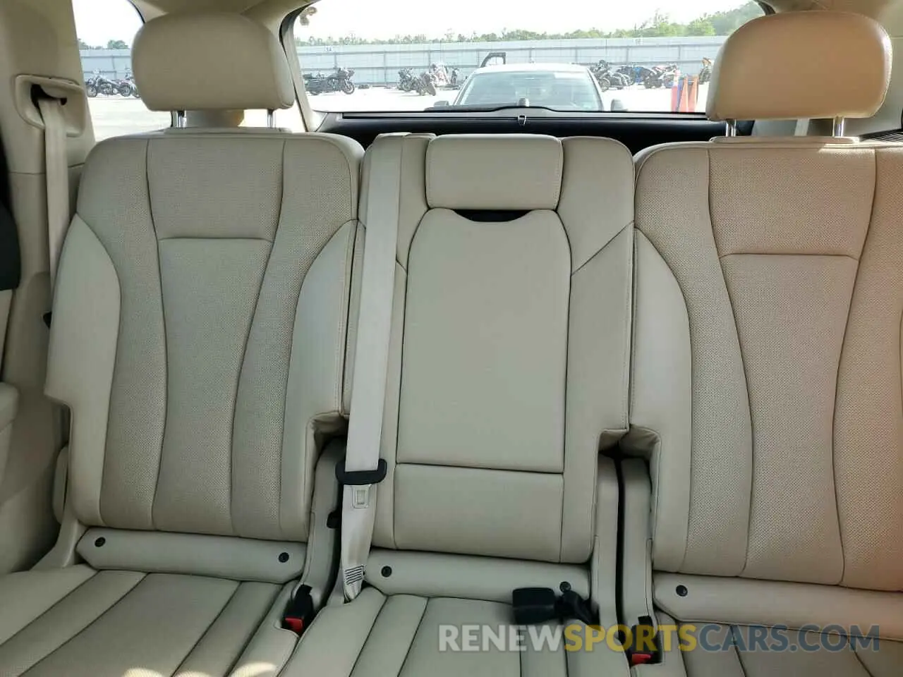 10 Photograph of a damaged car WA1LAAF70KD041884 AUDI Q7 2019