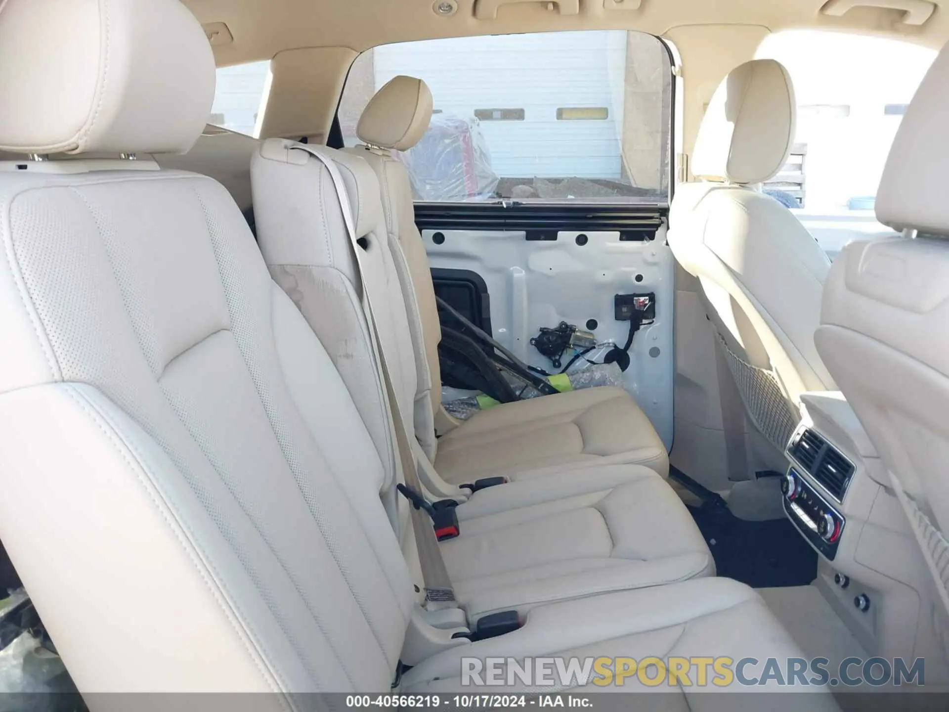 8 Photograph of a damaged car WA1LAAF71KD033079 AUDI Q7 2019