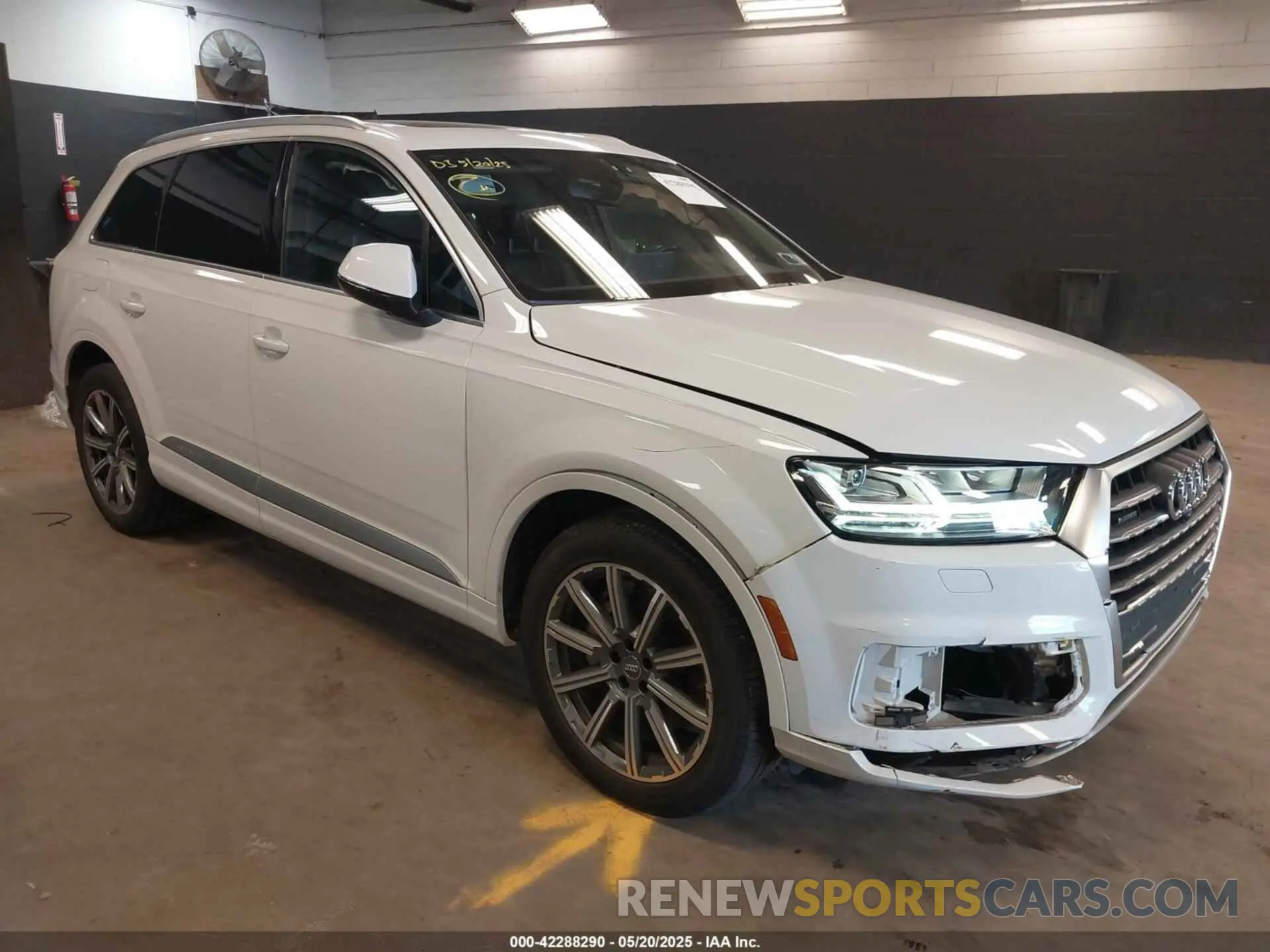 1 Photograph of a damaged car WA1LAAF72KD002200 AUDI Q7 2019
