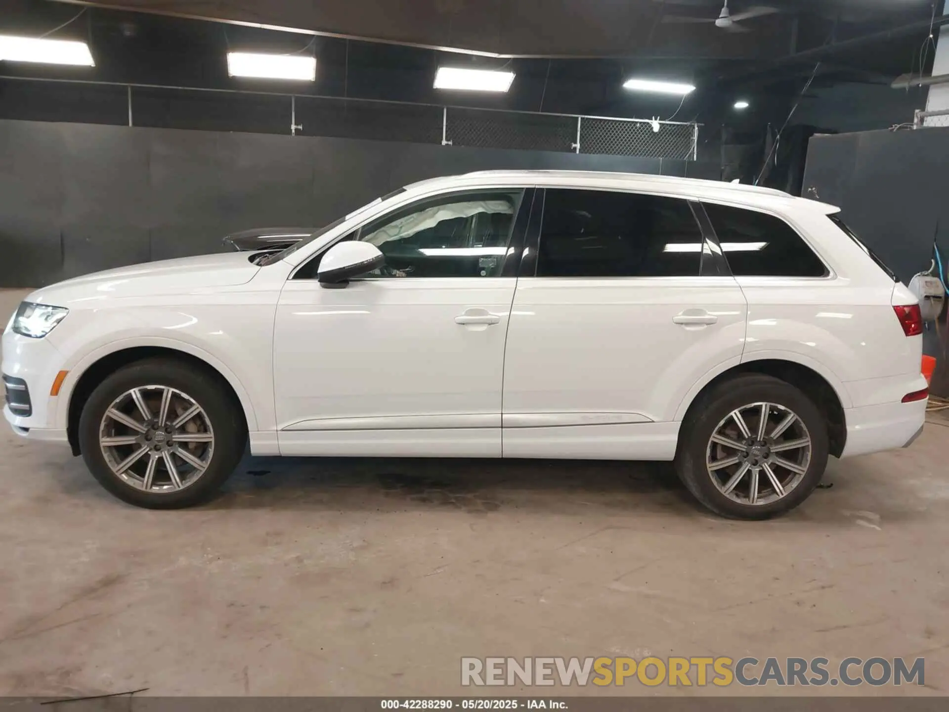 14 Photograph of a damaged car WA1LAAF72KD002200 AUDI Q7 2019