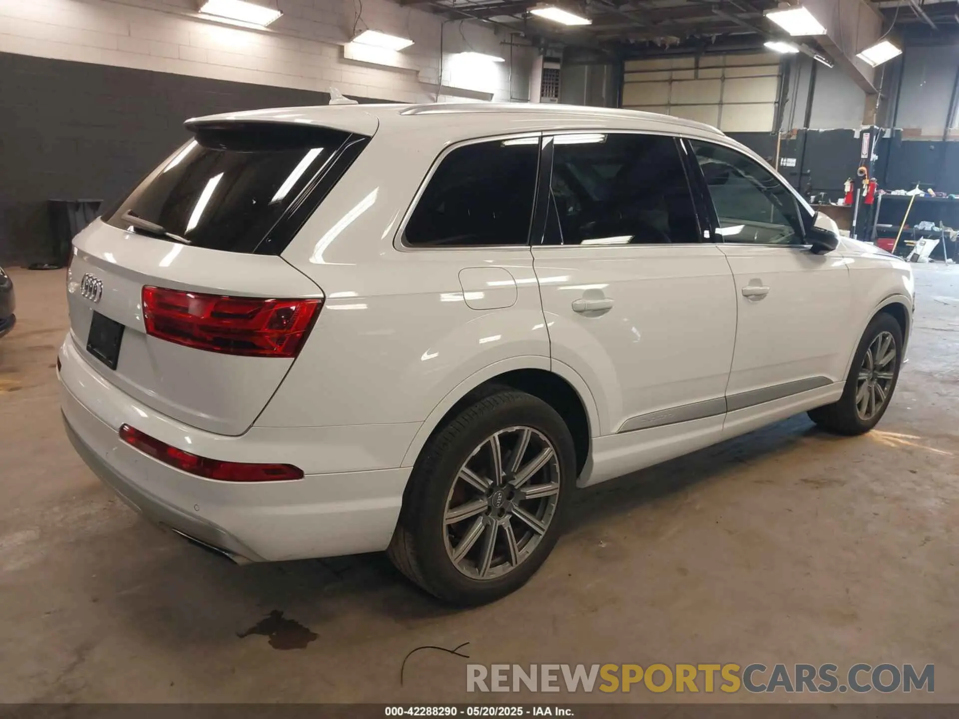 4 Photograph of a damaged car WA1LAAF72KD002200 AUDI Q7 2019