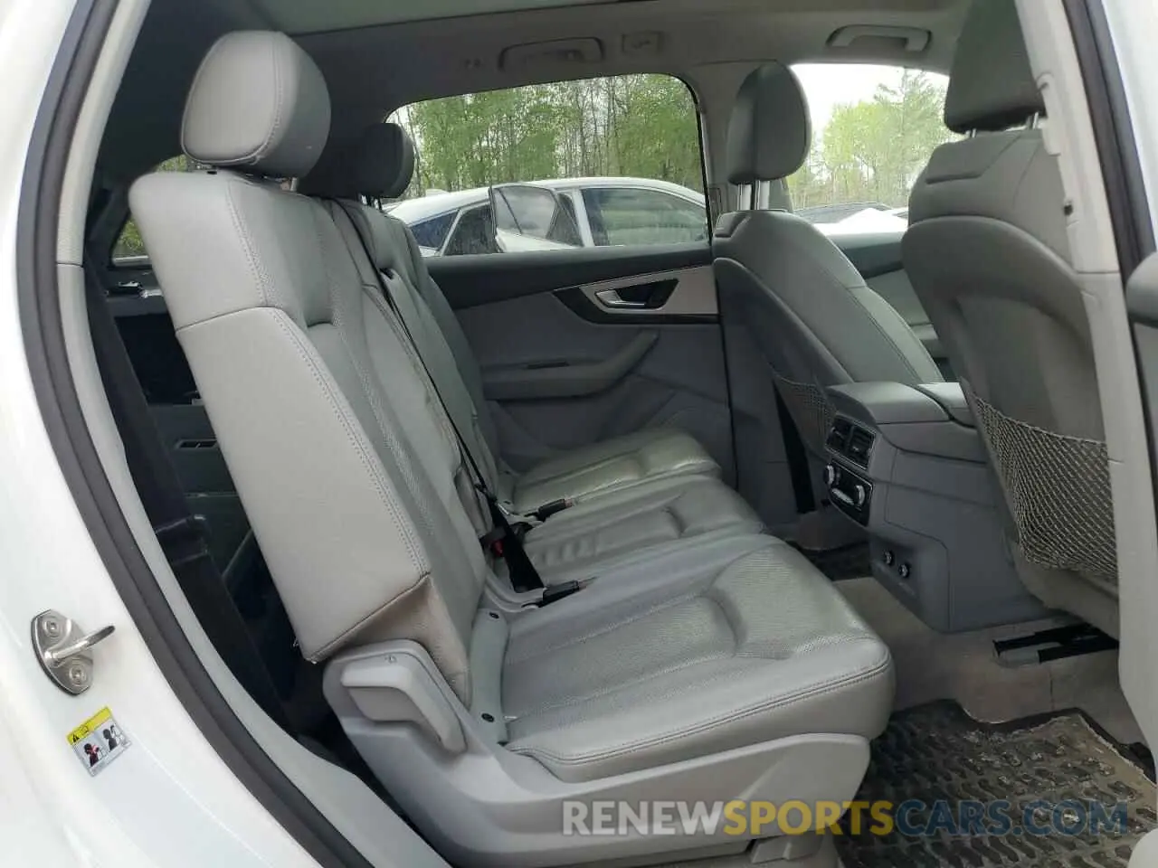 11 Photograph of a damaged car WA1LAAF73KD000326 AUDI Q7 2019