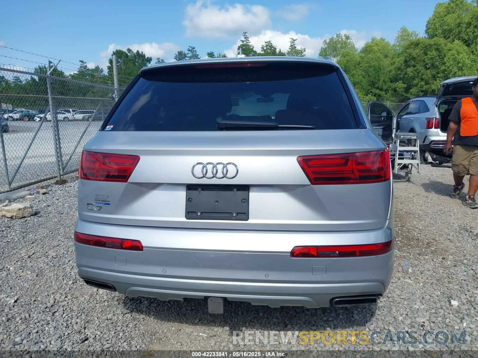 17 Photograph of a damaged car WA1LAAF75KD023266 AUDI Q7 2019