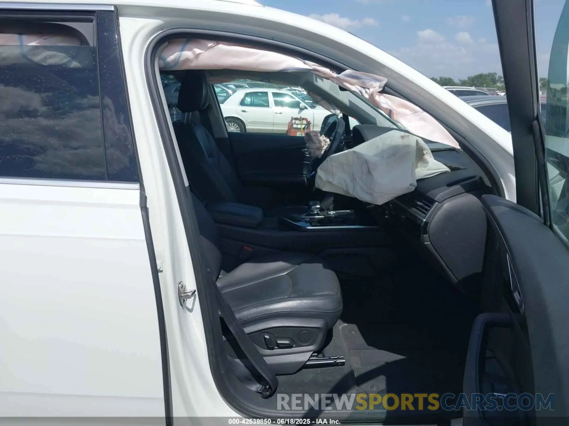 5 Photograph of a damaged car WA1LAAF75KD044439 AUDI Q7 2019