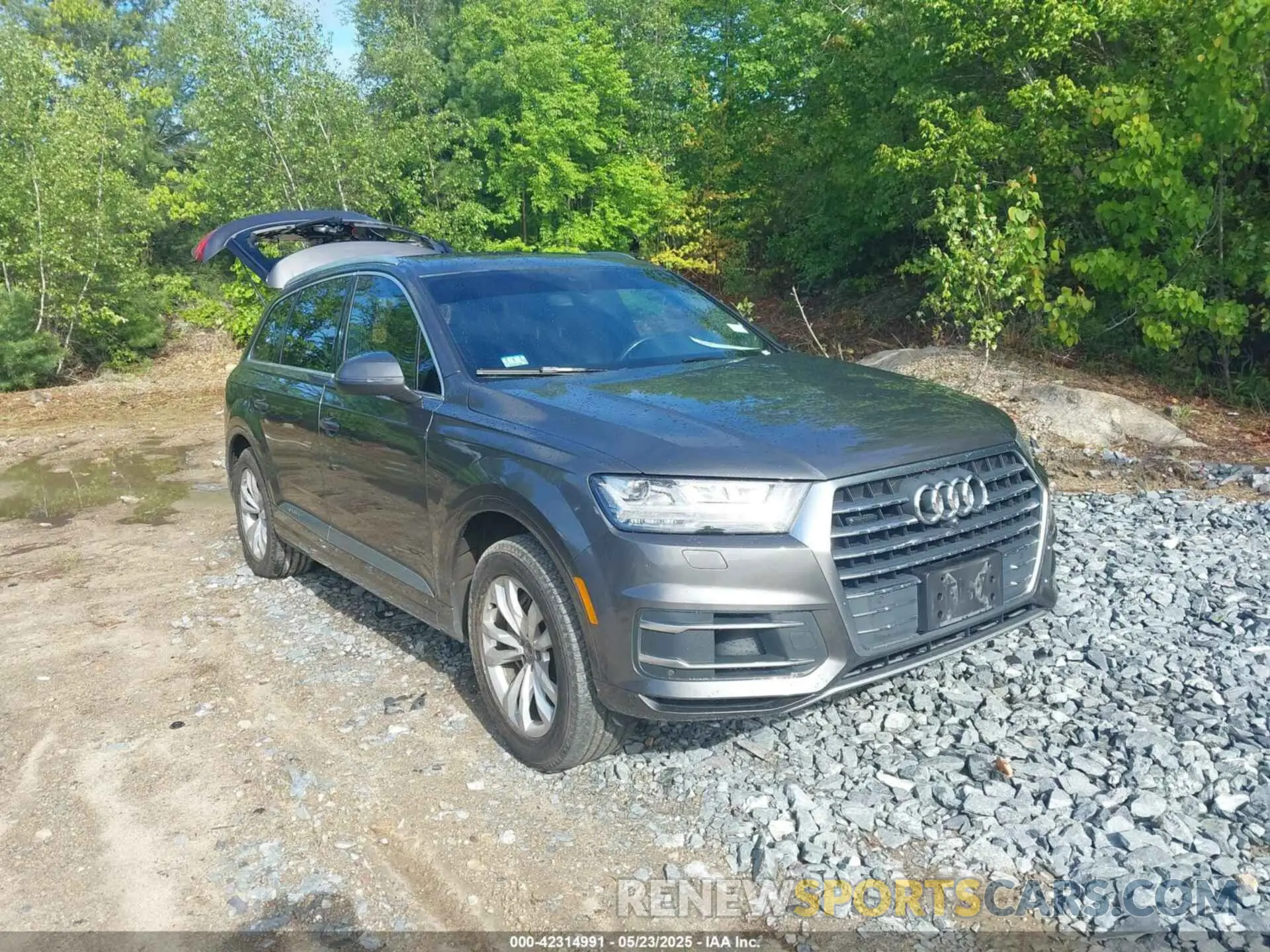 1 Photograph of a damaged car WA1LAAF78KD001374 AUDI Q7 2019