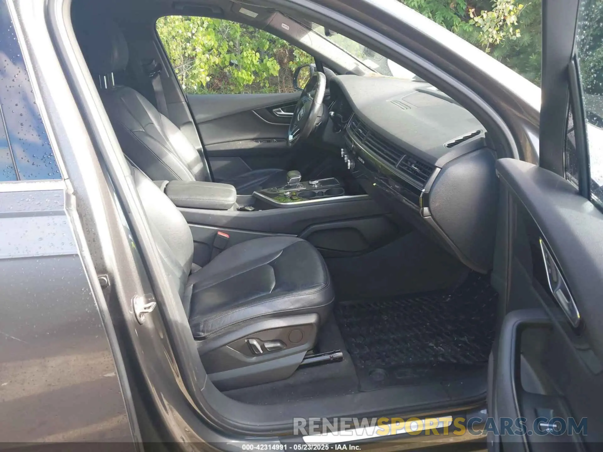 5 Photograph of a damaged car WA1LAAF78KD001374 AUDI Q7 2019