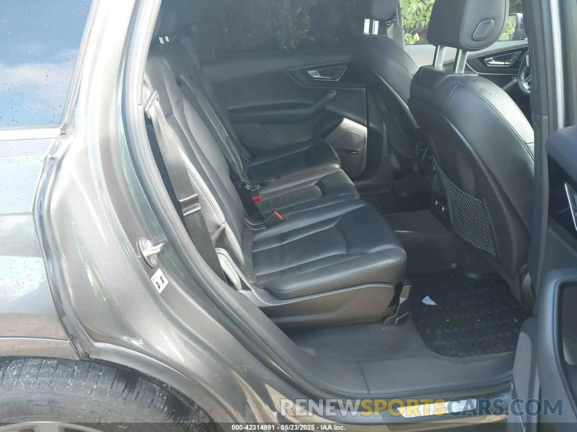 8 Photograph of a damaged car WA1LAAF78KD001374 AUDI Q7 2019