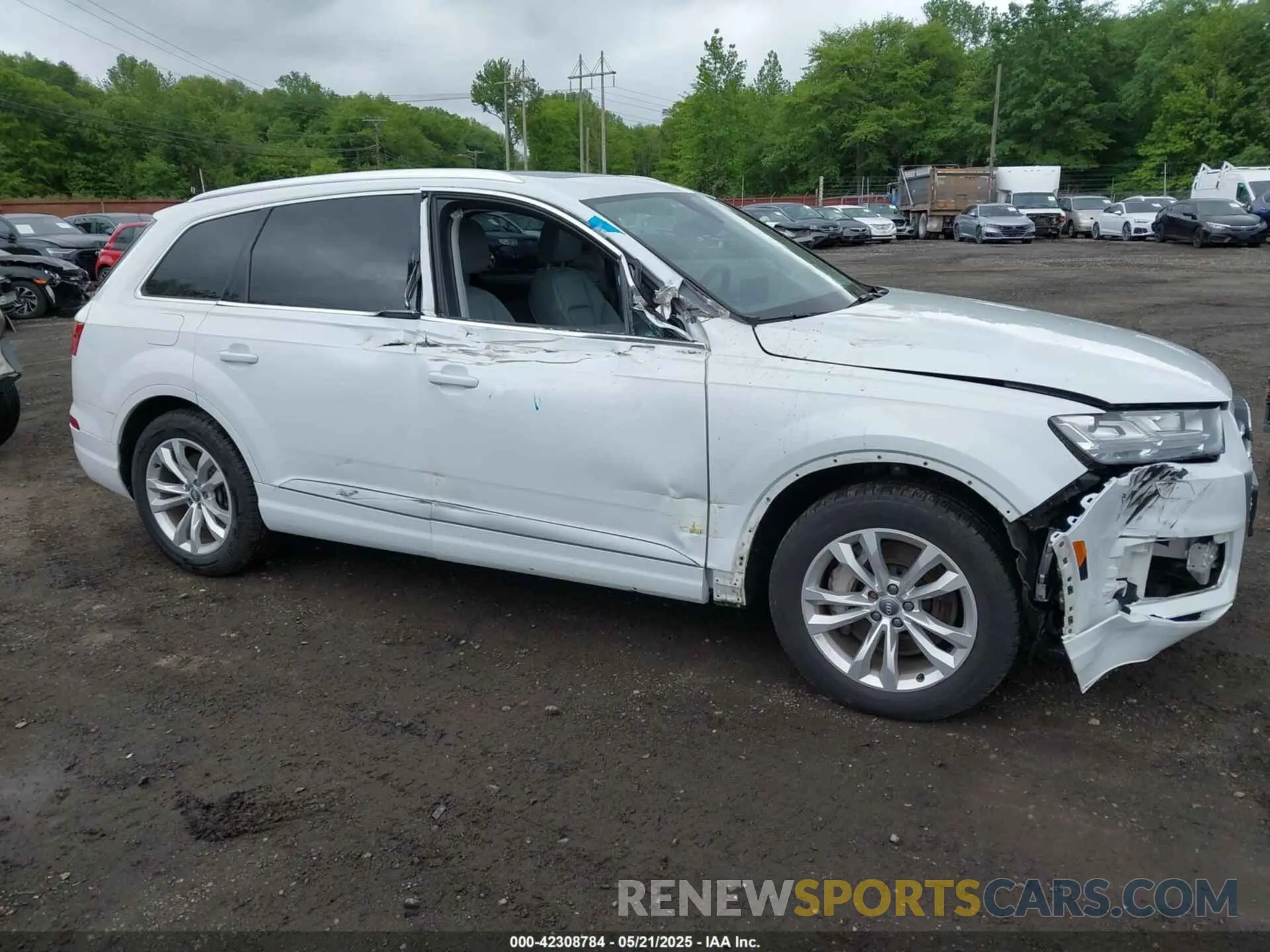 17 Photograph of a damaged car WA1LAAF78KD008289 AUDI Q7 2019