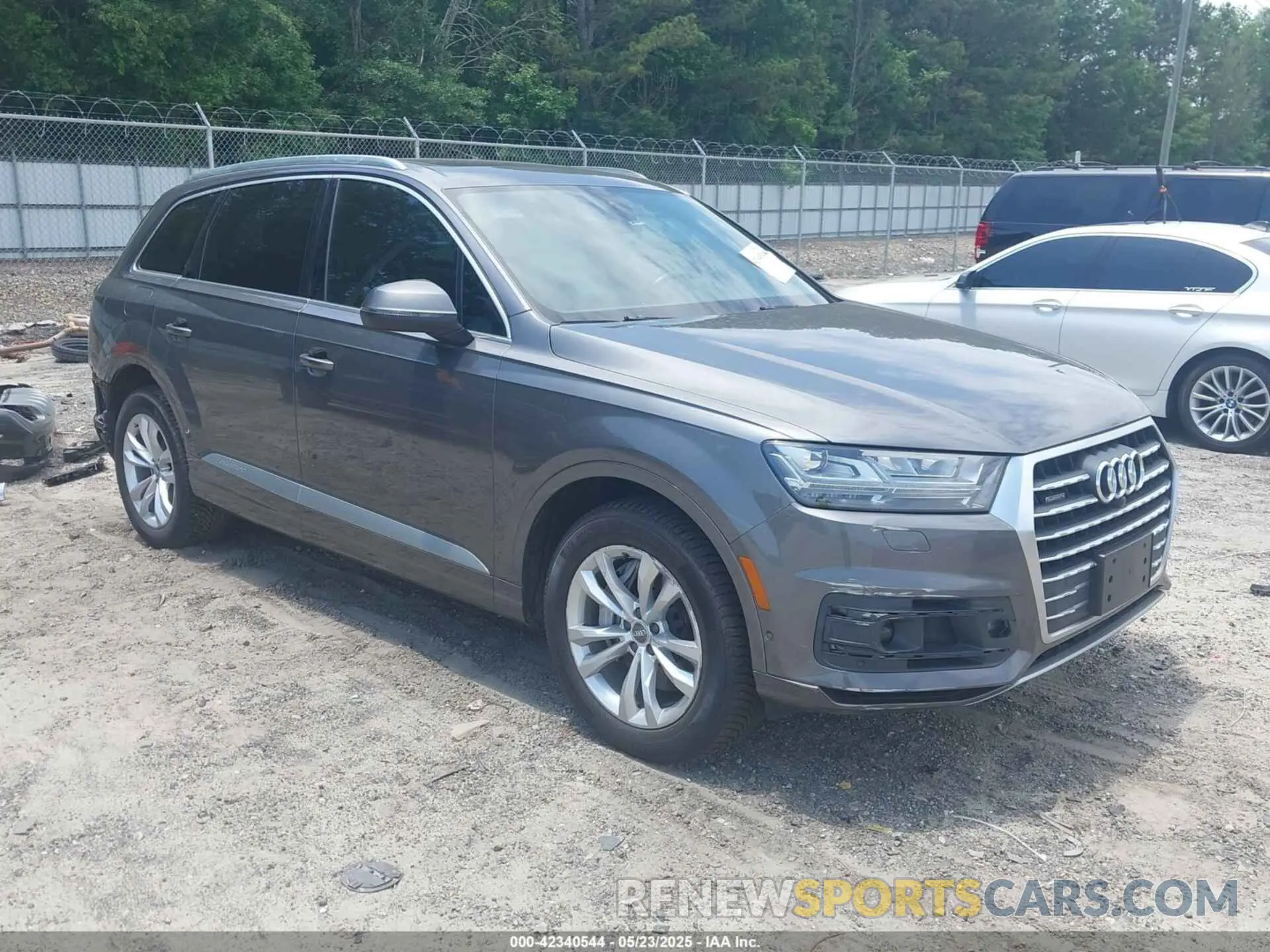 1 Photograph of a damaged car WA1LAAF78KD012598 AUDI Q7 2019