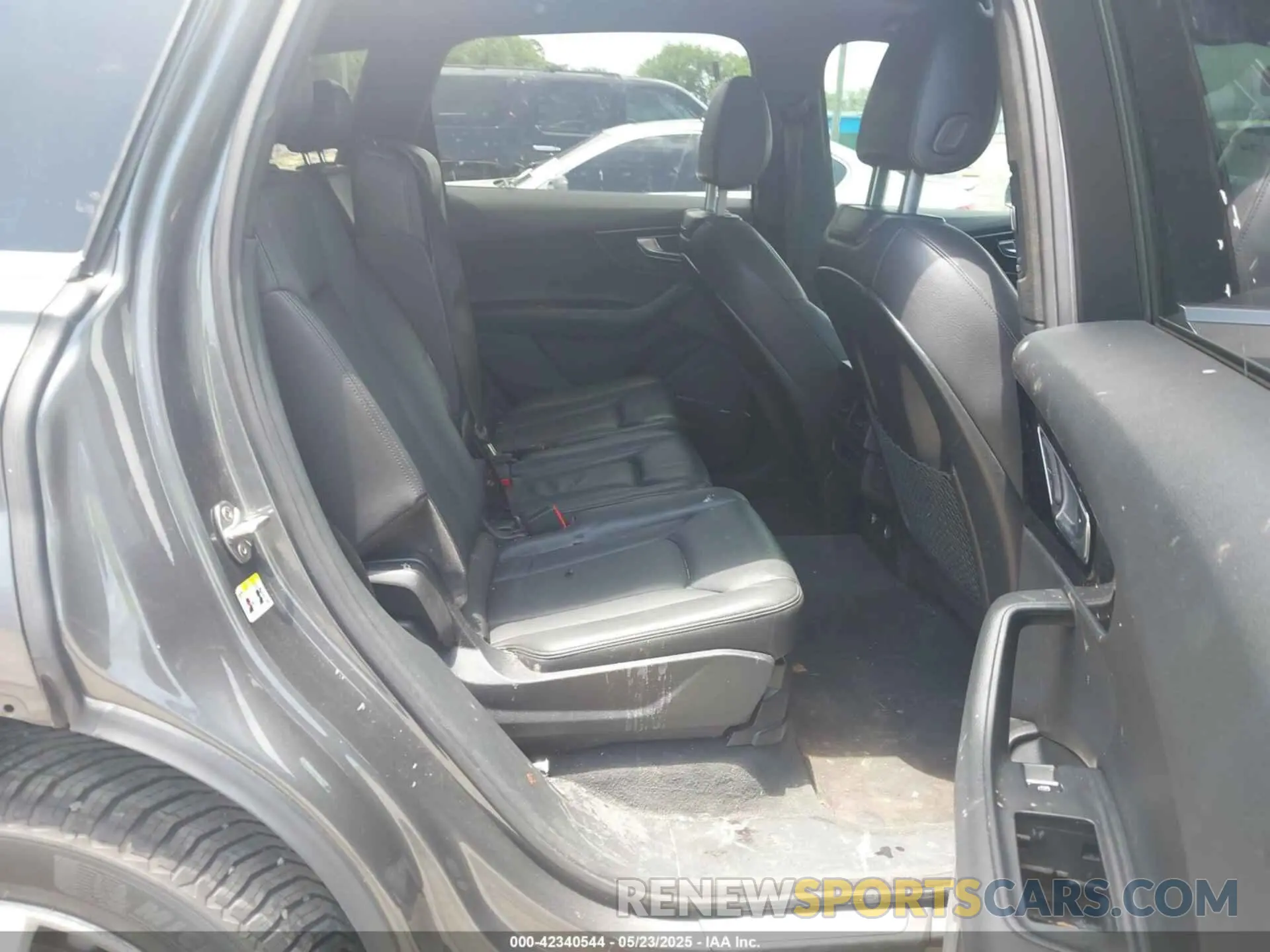 8 Photograph of a damaged car WA1LAAF78KD012598 AUDI Q7 2019