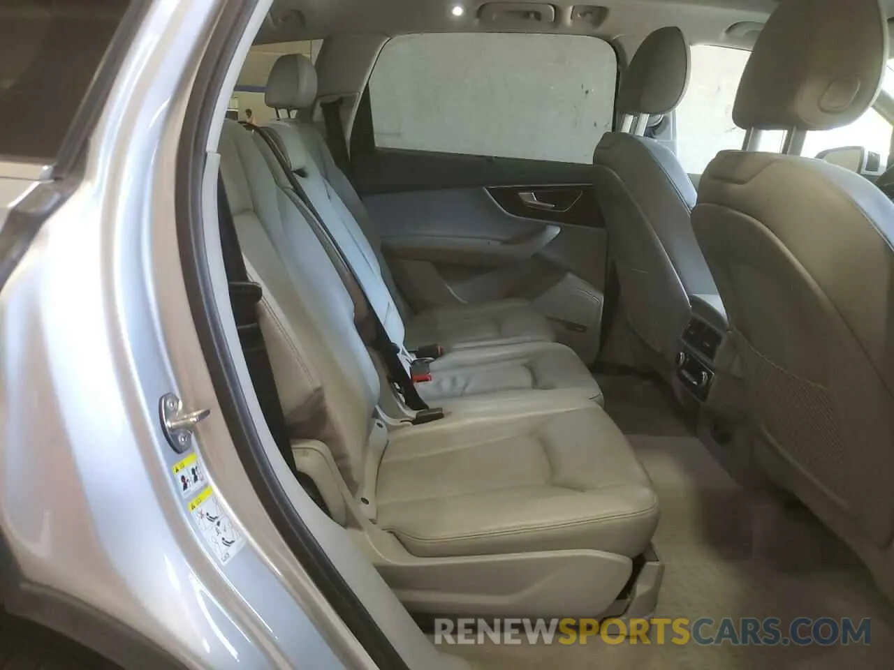 11 Photograph of a damaged car WA1LAAF79KD000539 AUDI Q7 2019