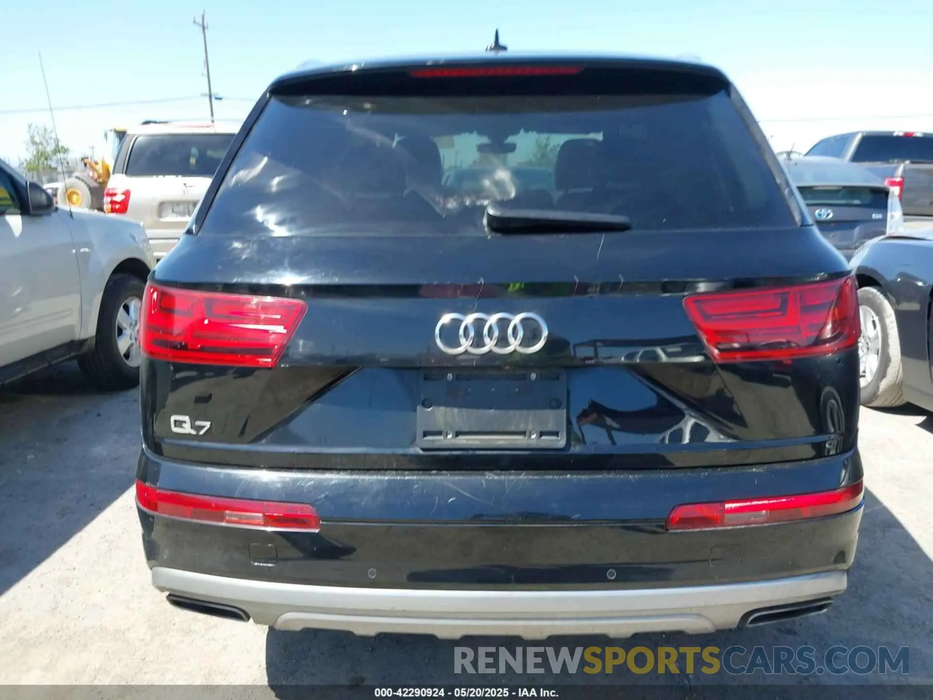 17 Photograph of a damaged car WA1LHAF70KD018858 AUDI Q7 2019