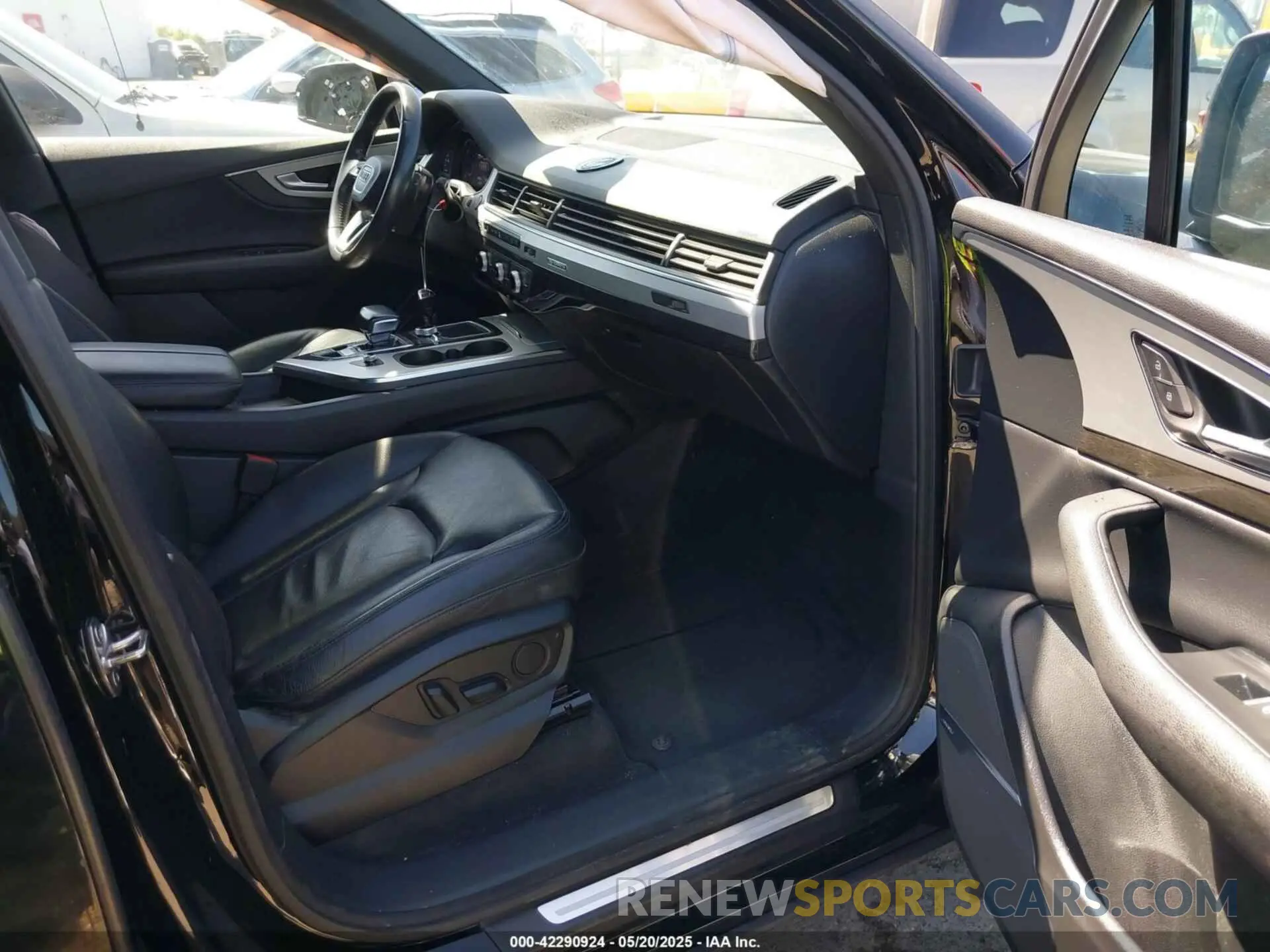 5 Photograph of a damaged car WA1LHAF70KD018858 AUDI Q7 2019