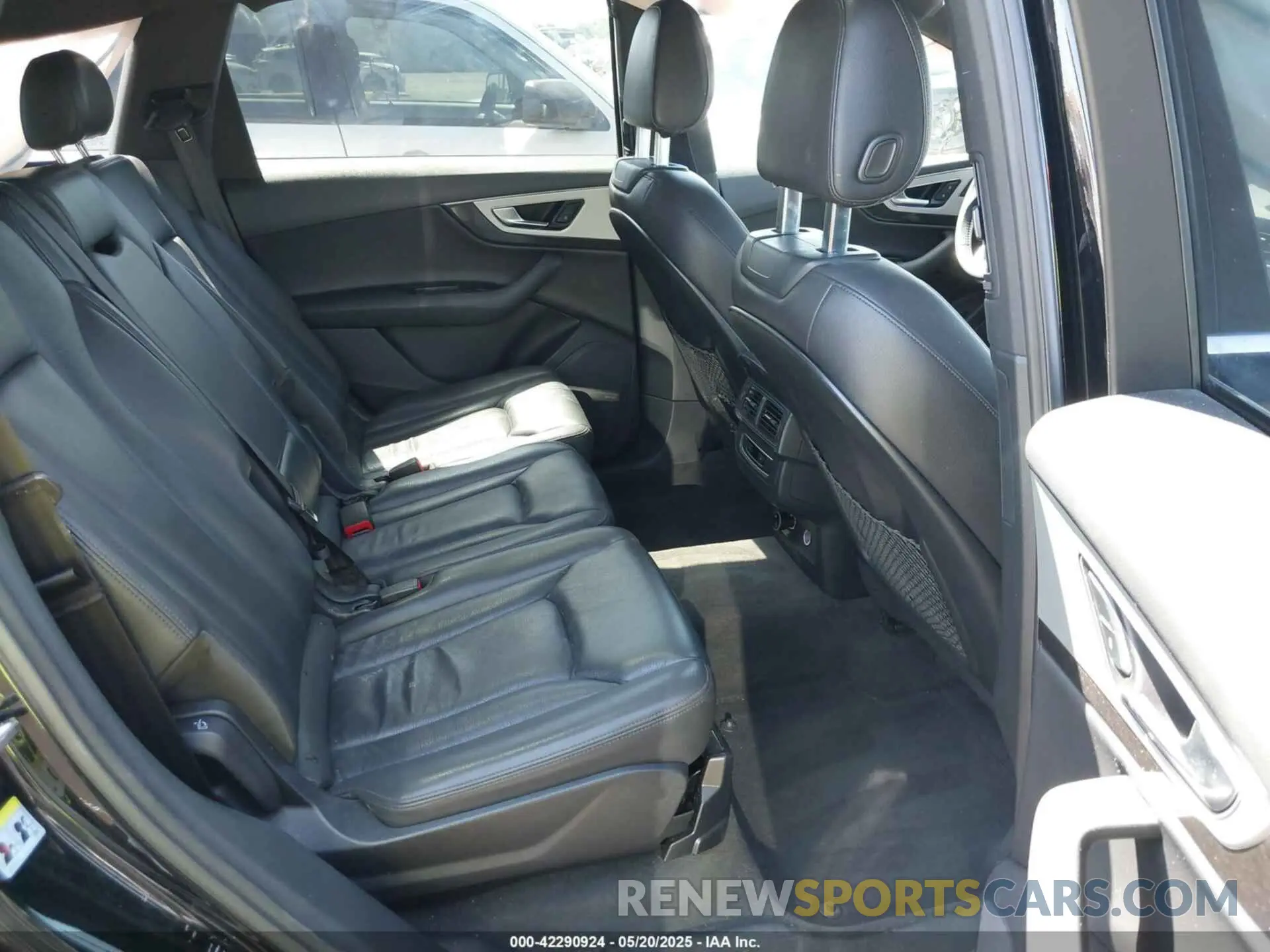 8 Photograph of a damaged car WA1LHAF70KD018858 AUDI Q7 2019