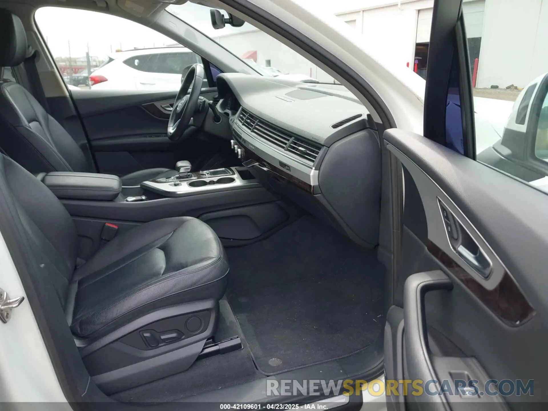 5 Photograph of a damaged car WA1LHAF70KD037443 AUDI Q7 2019