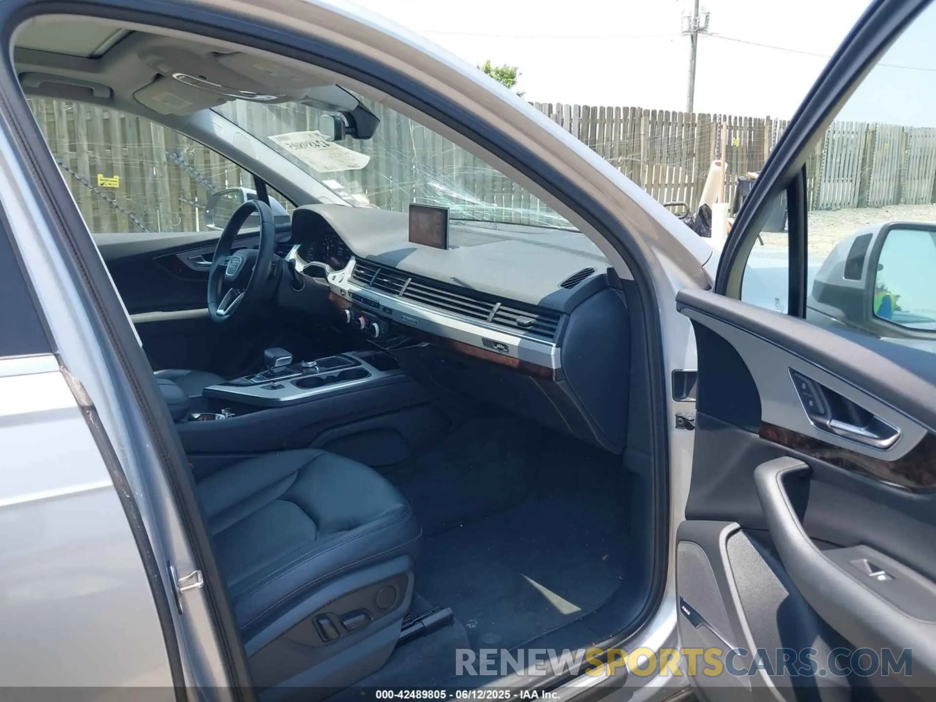 5 Photograph of a damaged car WA1LHAF71KD039668 AUDI Q7 2019